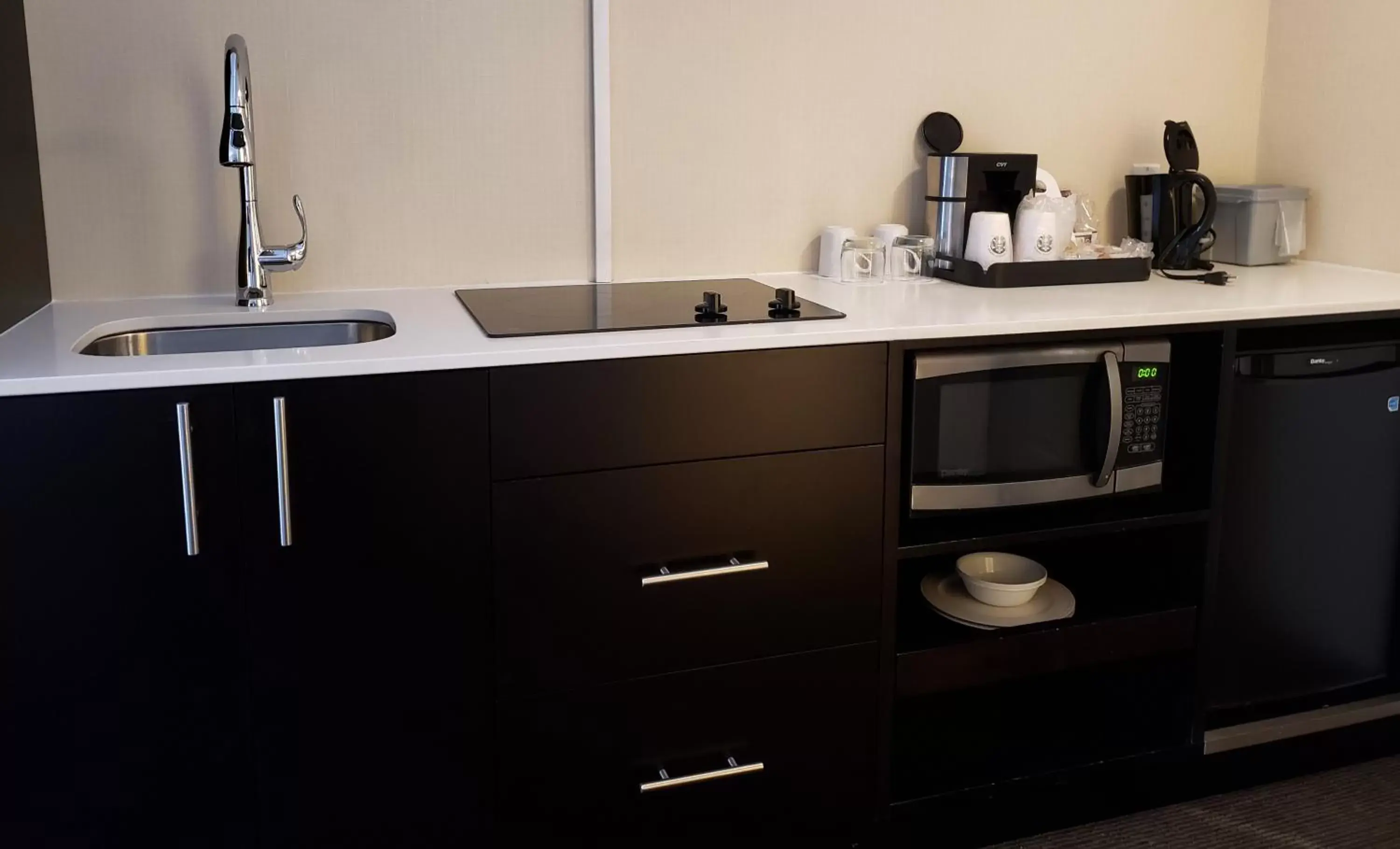 Kitchen or kitchenette, Kitchen/Kitchenette in Coast Kamloops Hotel & Conference Centre