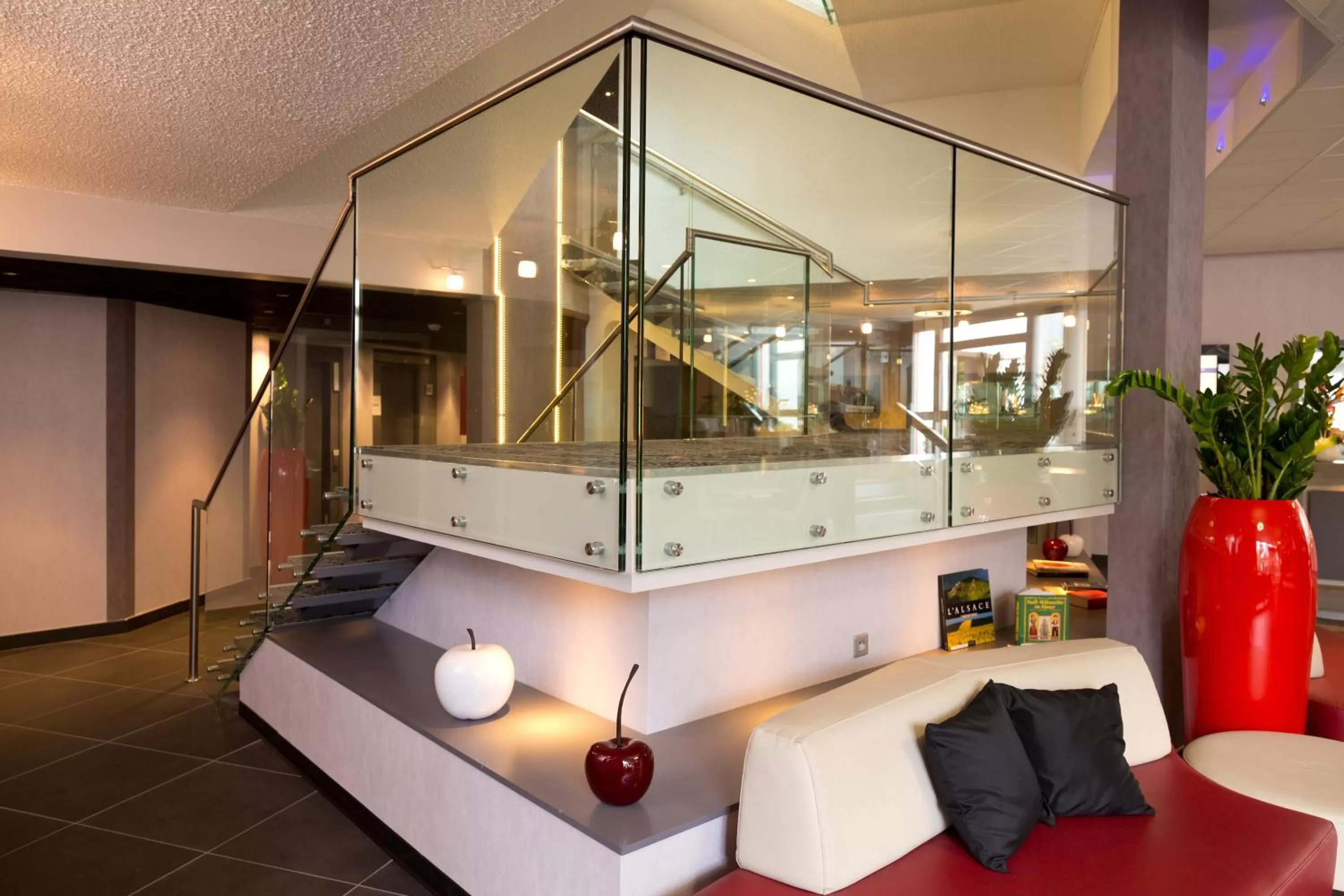 Lobby or reception in Mercure Strasbourg Aéroport