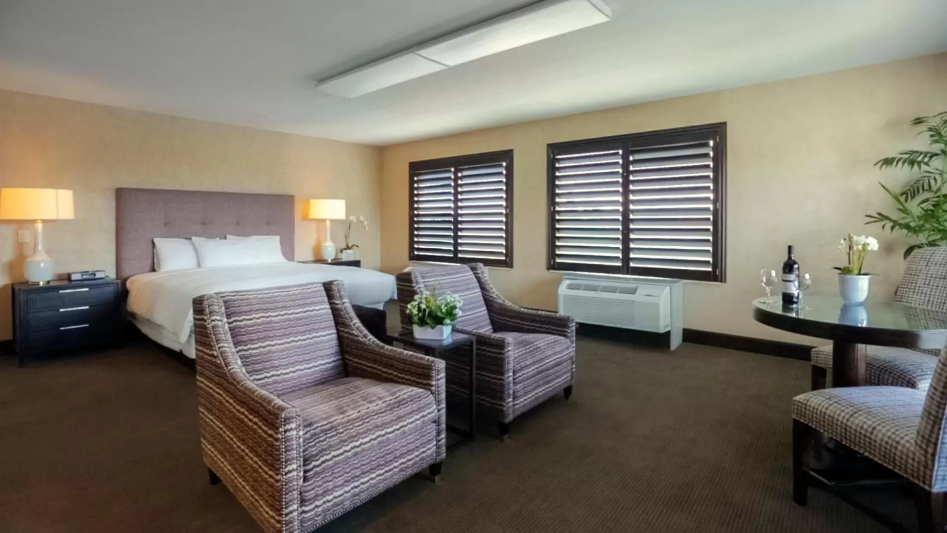 Photo of the whole room, Bed in Cupertino Hotel