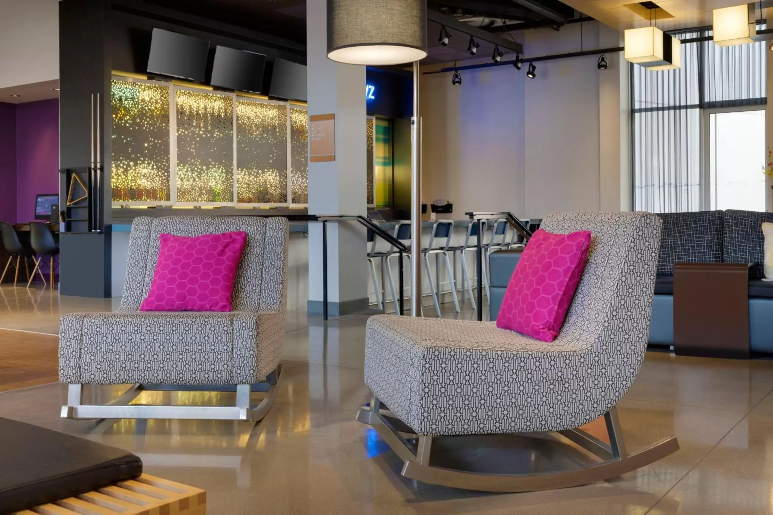 Lounge or bar in aloft Hotel Milwaukee Downtown