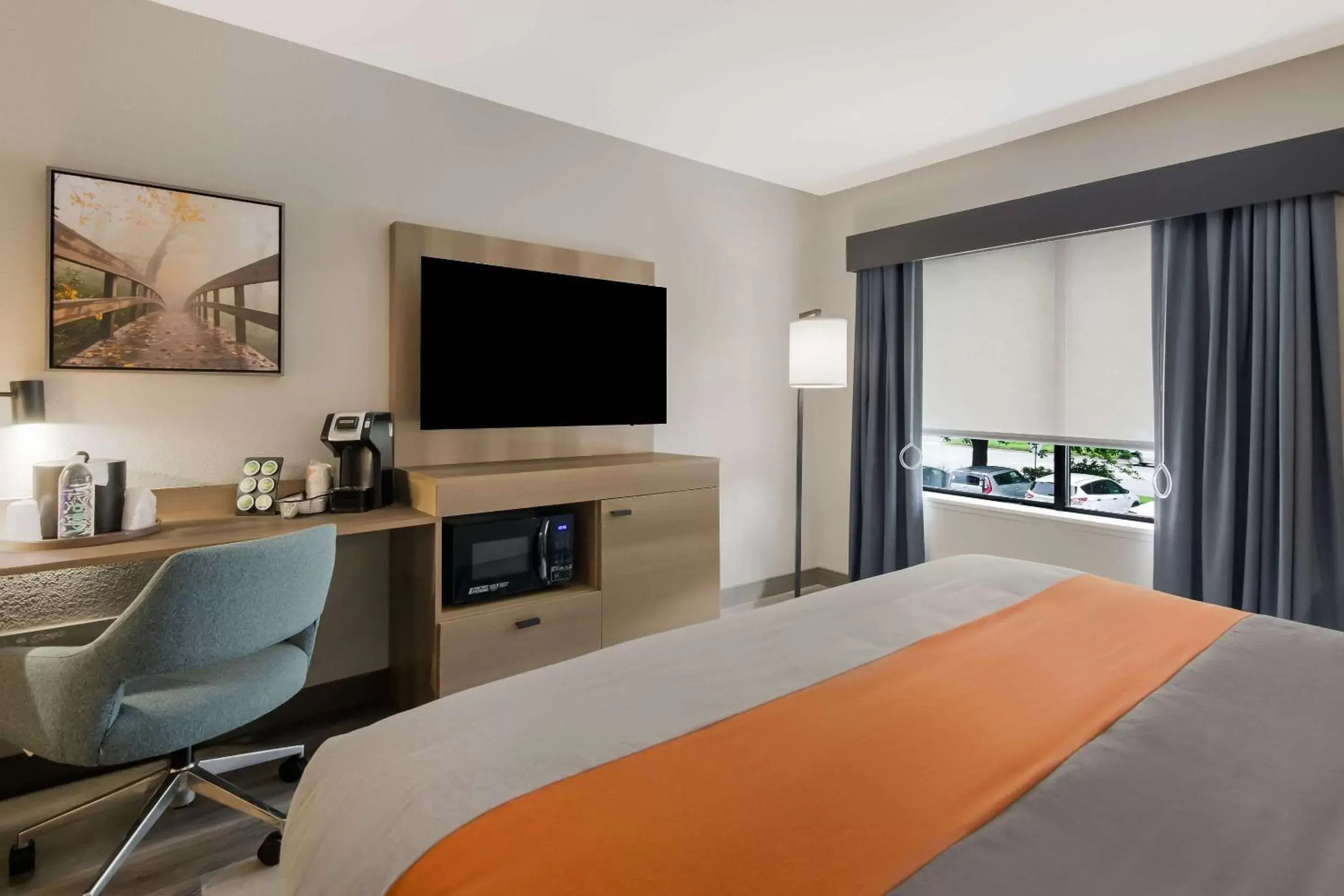 Bedroom, TV/Entertainment Center in Graystone Lodge, Ascend Hotel Collection