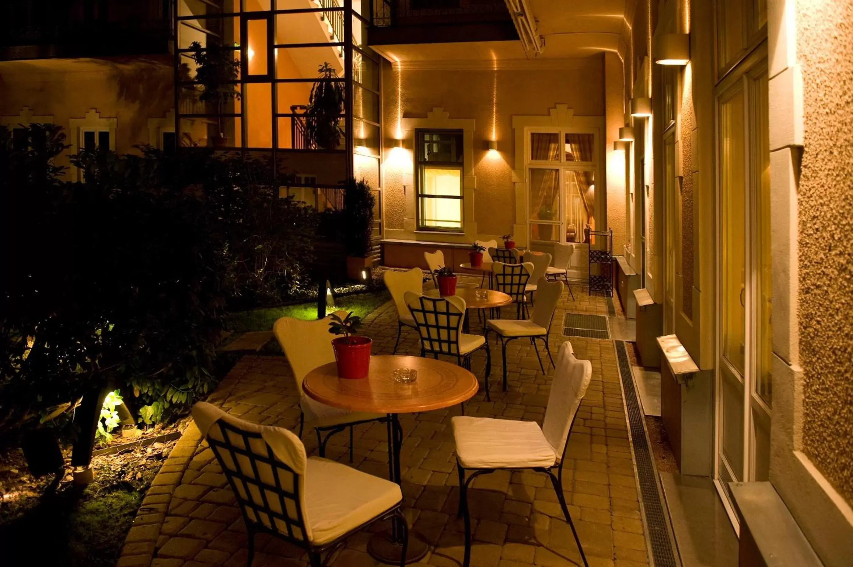 Garden, Restaurant/Places to Eat in Mamaison Residence Izabella Budapest