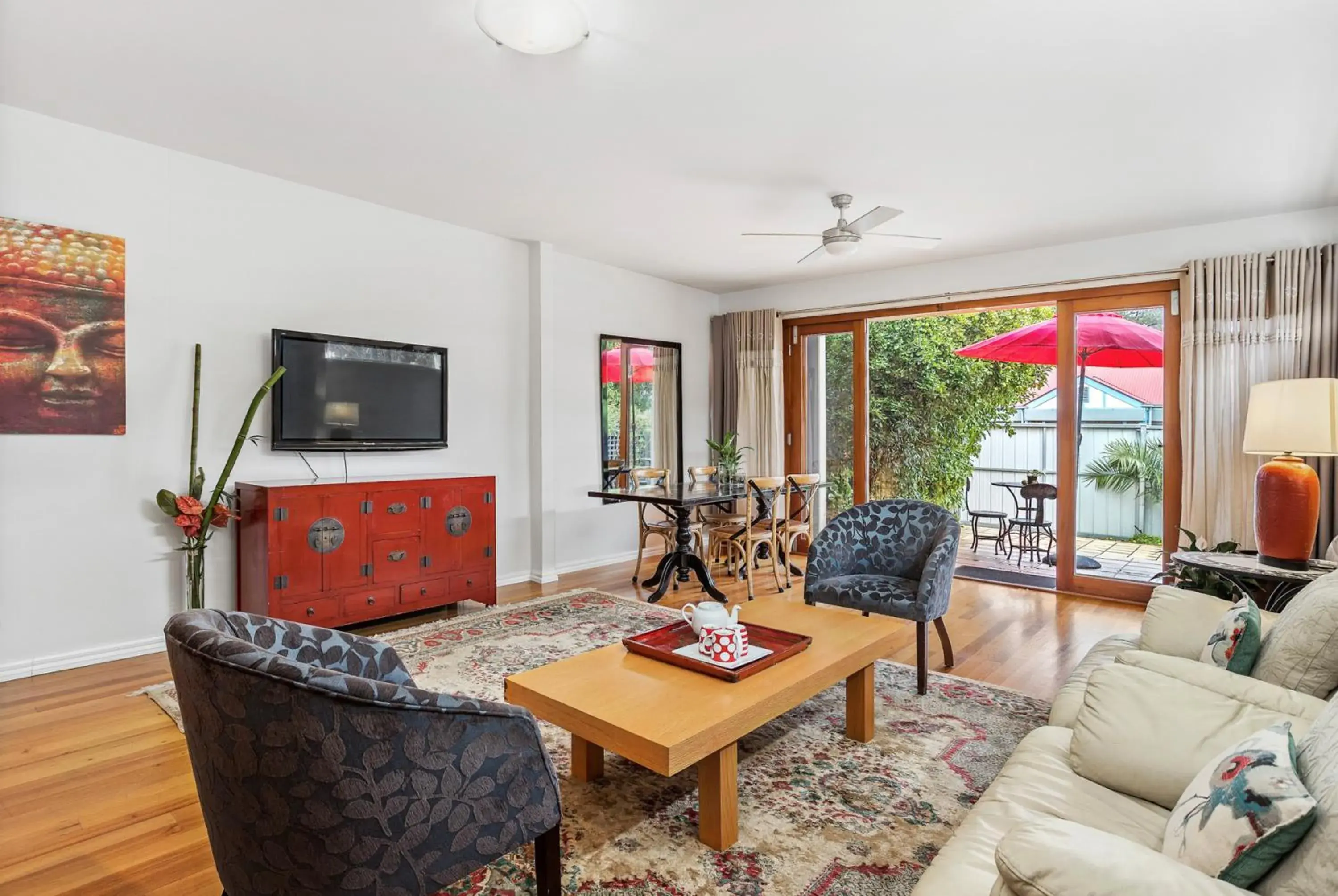 Living room, Seating Area in Captains Retreat Apartments and Cottages