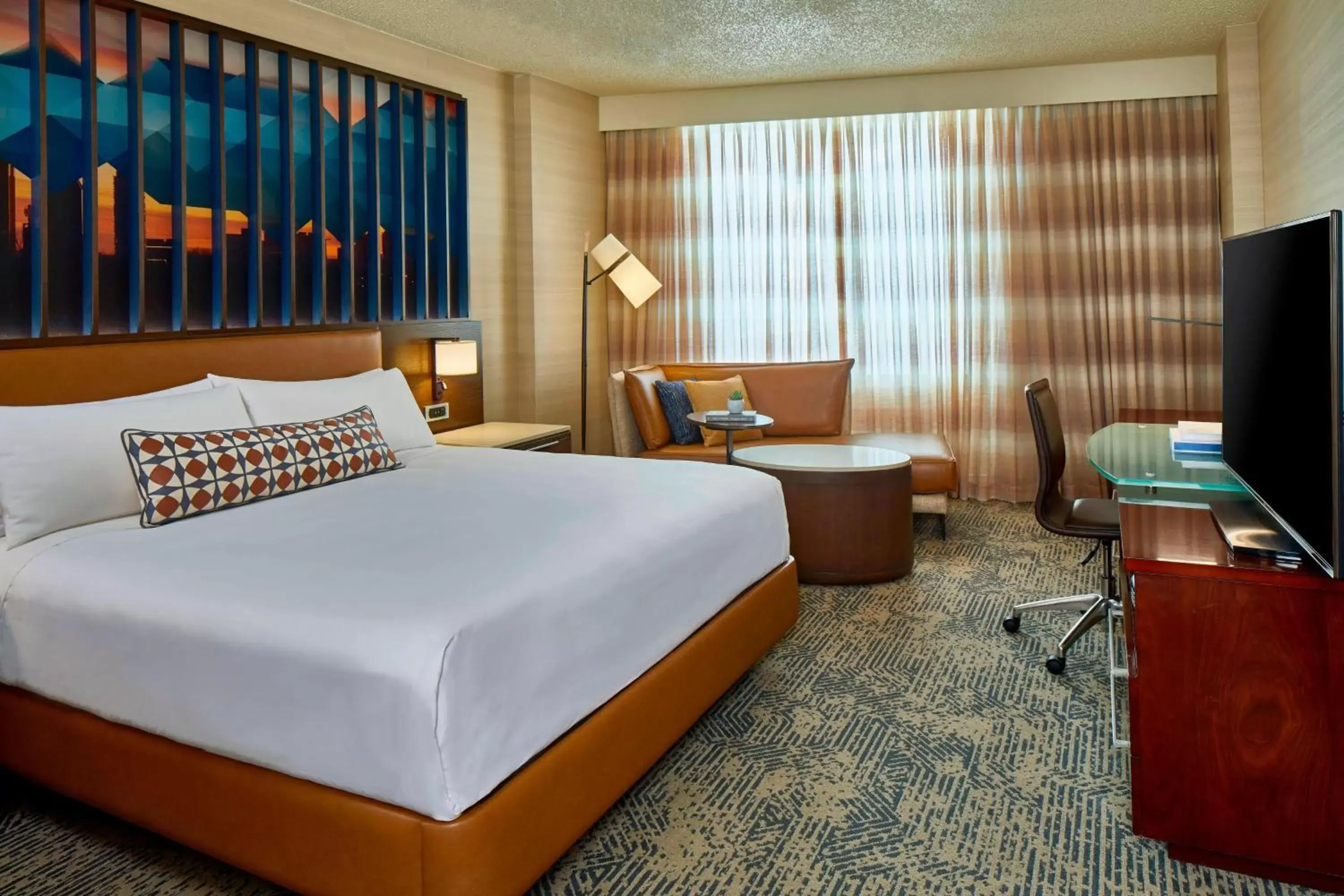 Photo of the whole room, Bed in Renaissance Dallas Hotel