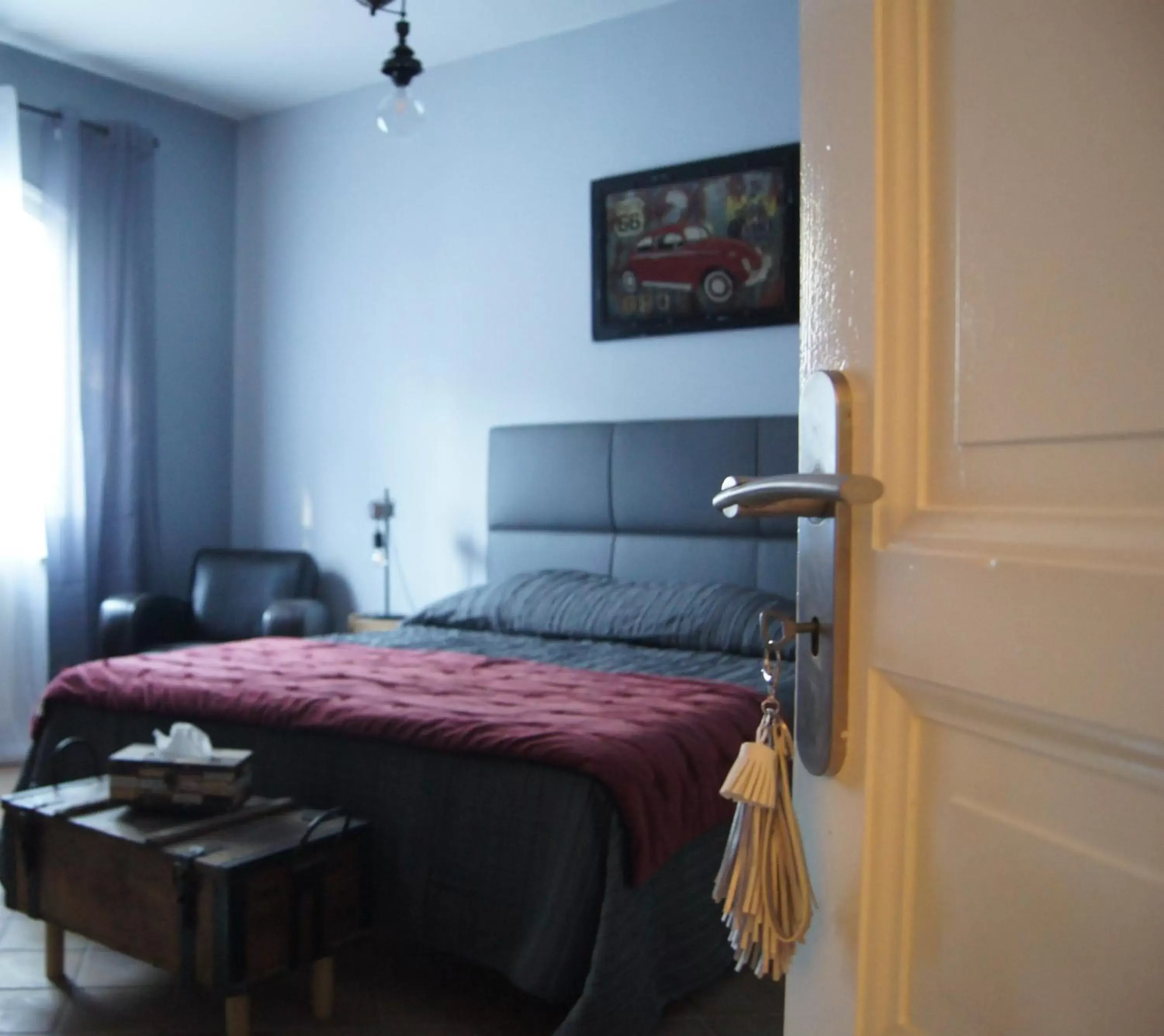 Photo of the whole room, Bed in L’Antre d’Eux