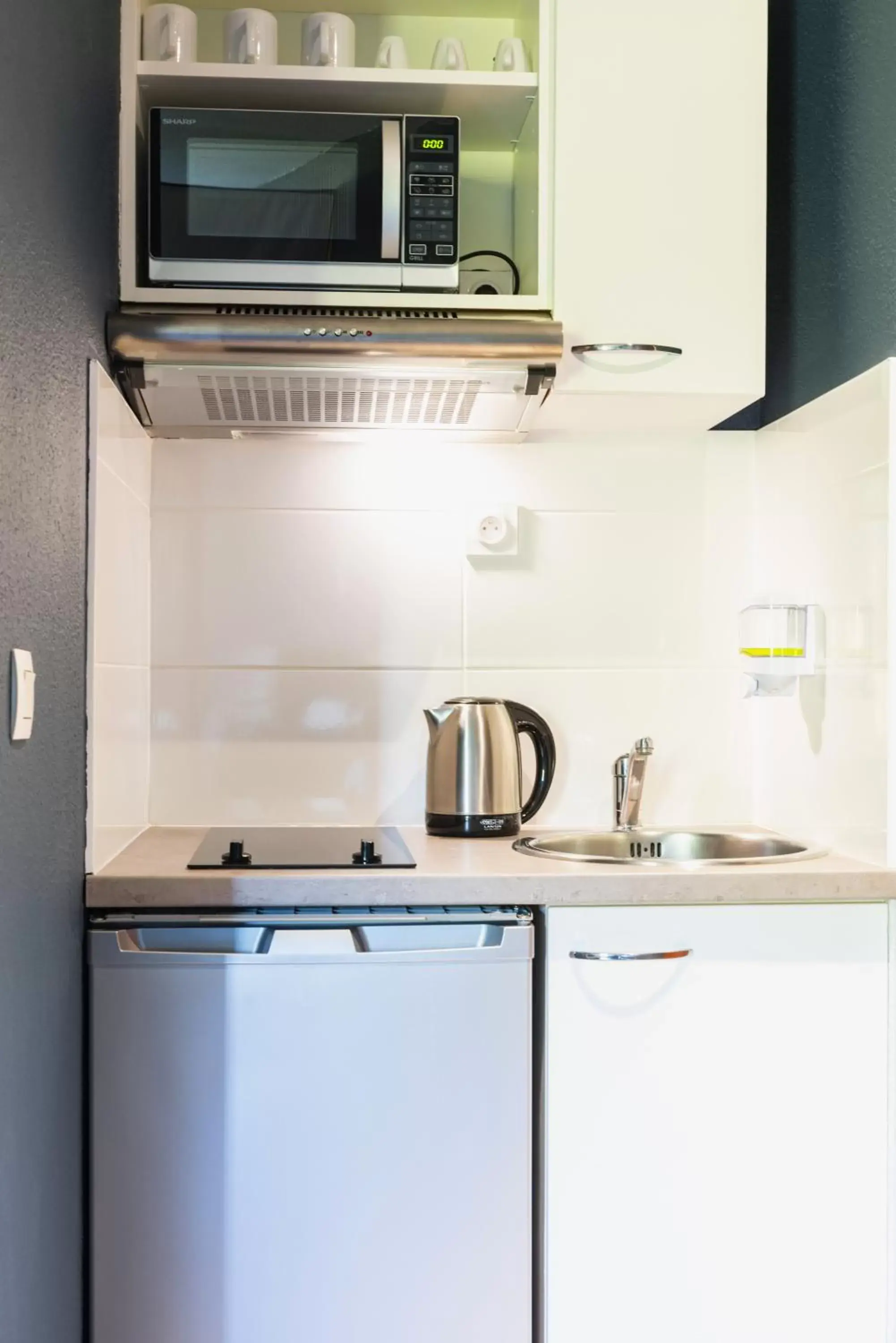 Kitchen or kitchenette, Kitchen/Kitchenette in Ténéo Apparthotel Bordeaux Gare Saint Jean