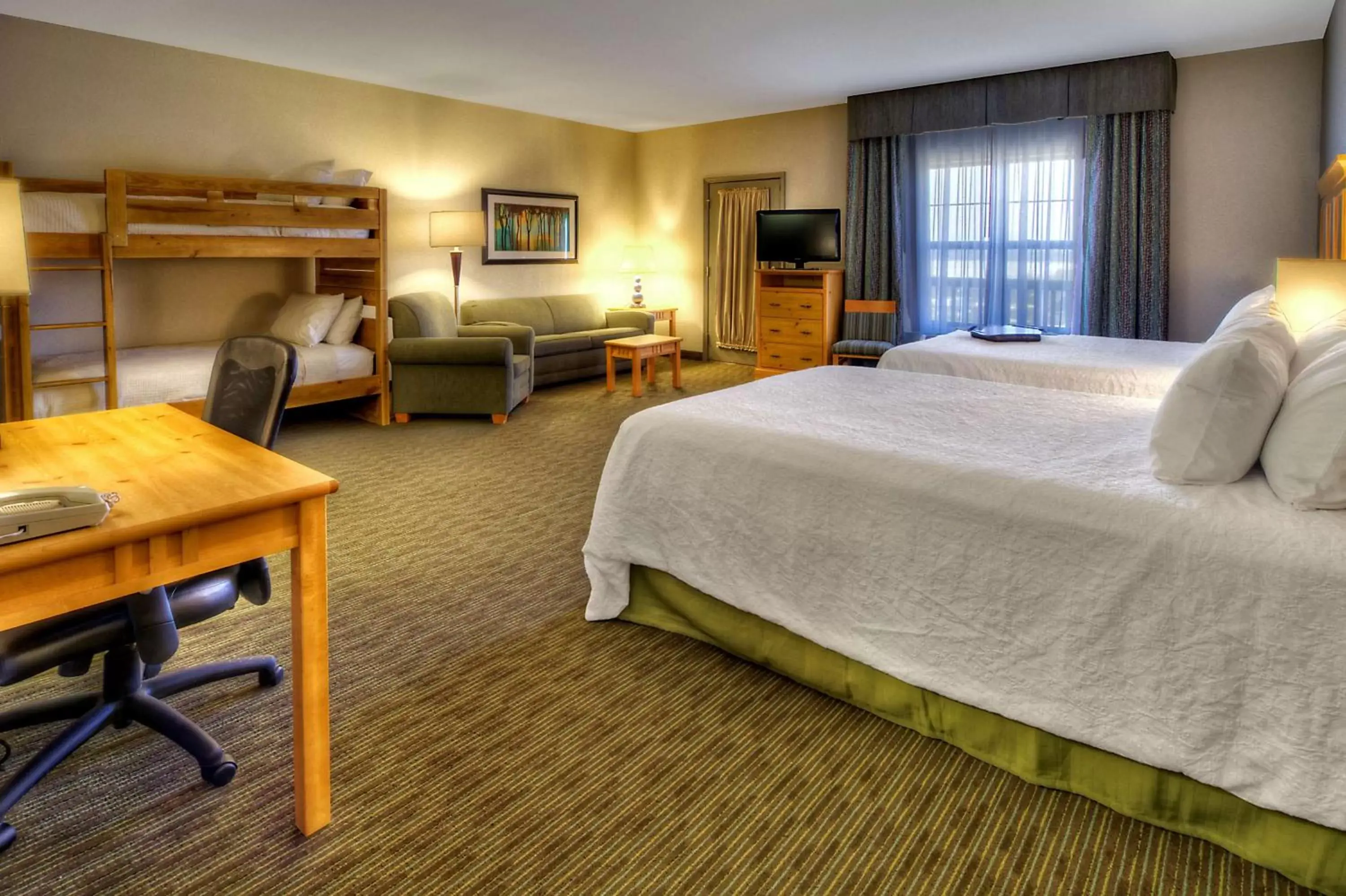 Bed in Hampton Inn & Suites Petoskey