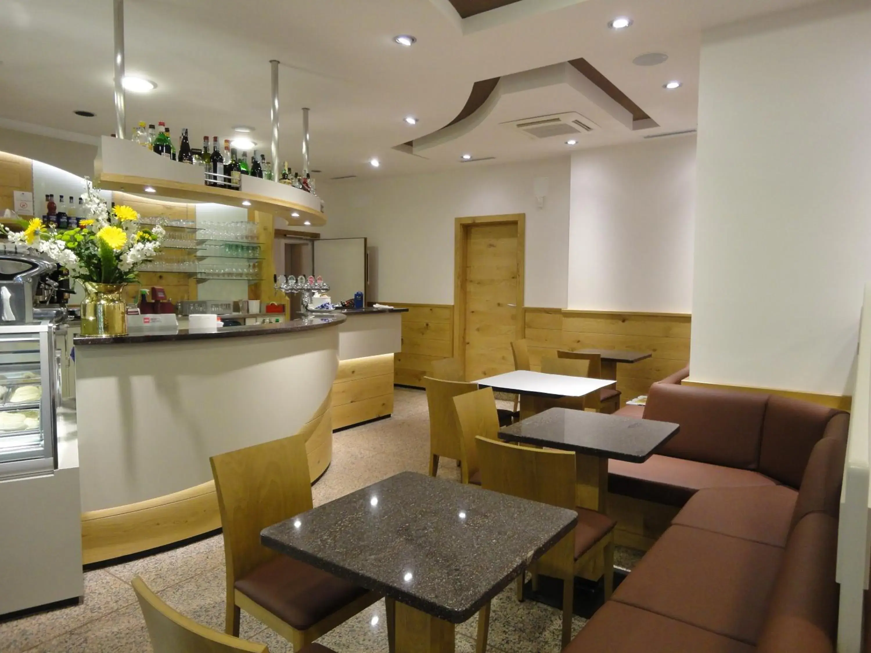 Lounge or bar, Restaurant/Places to Eat in Albergo Tuenno