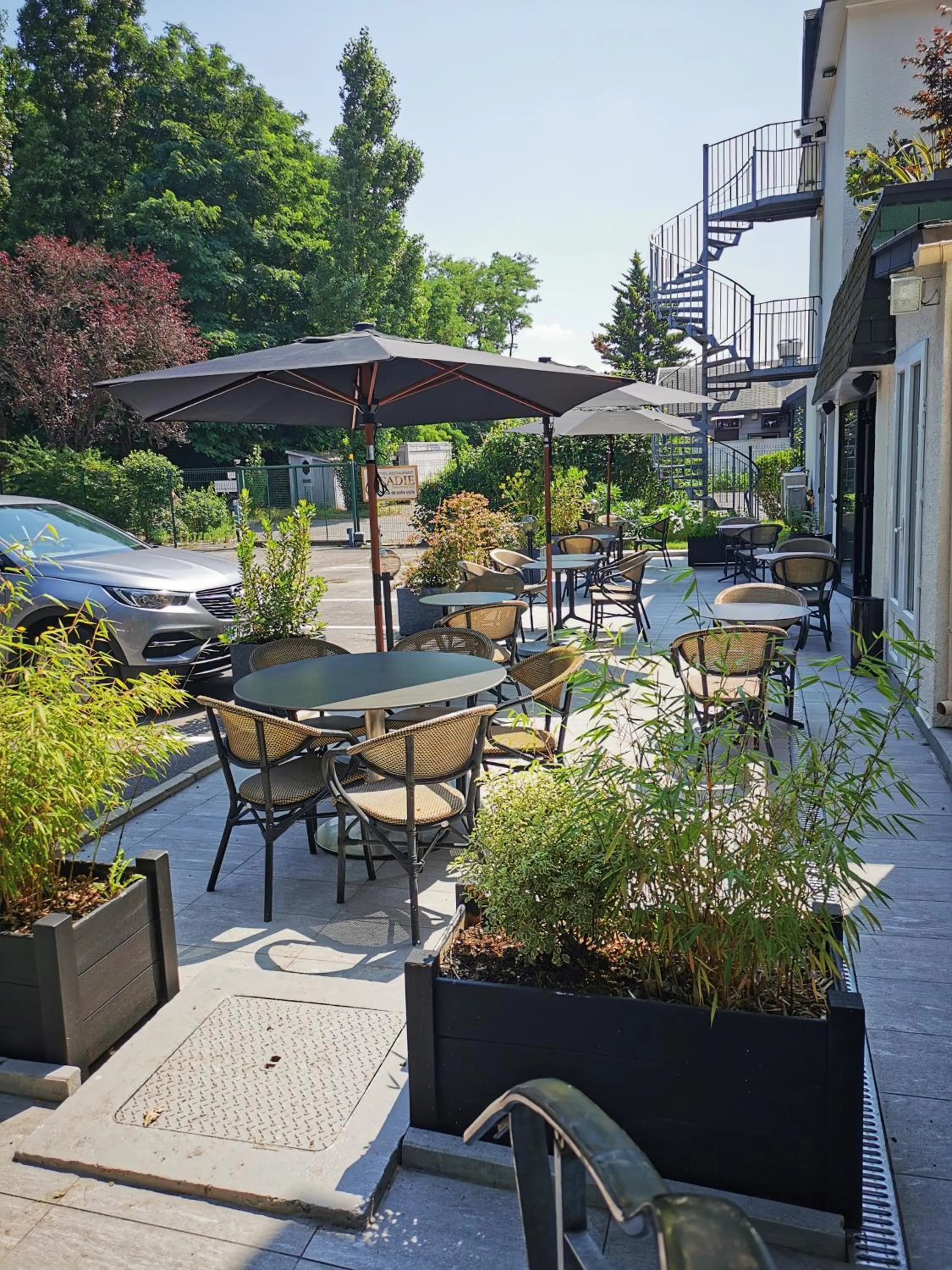 Patio in Hotel Acadie Eragny