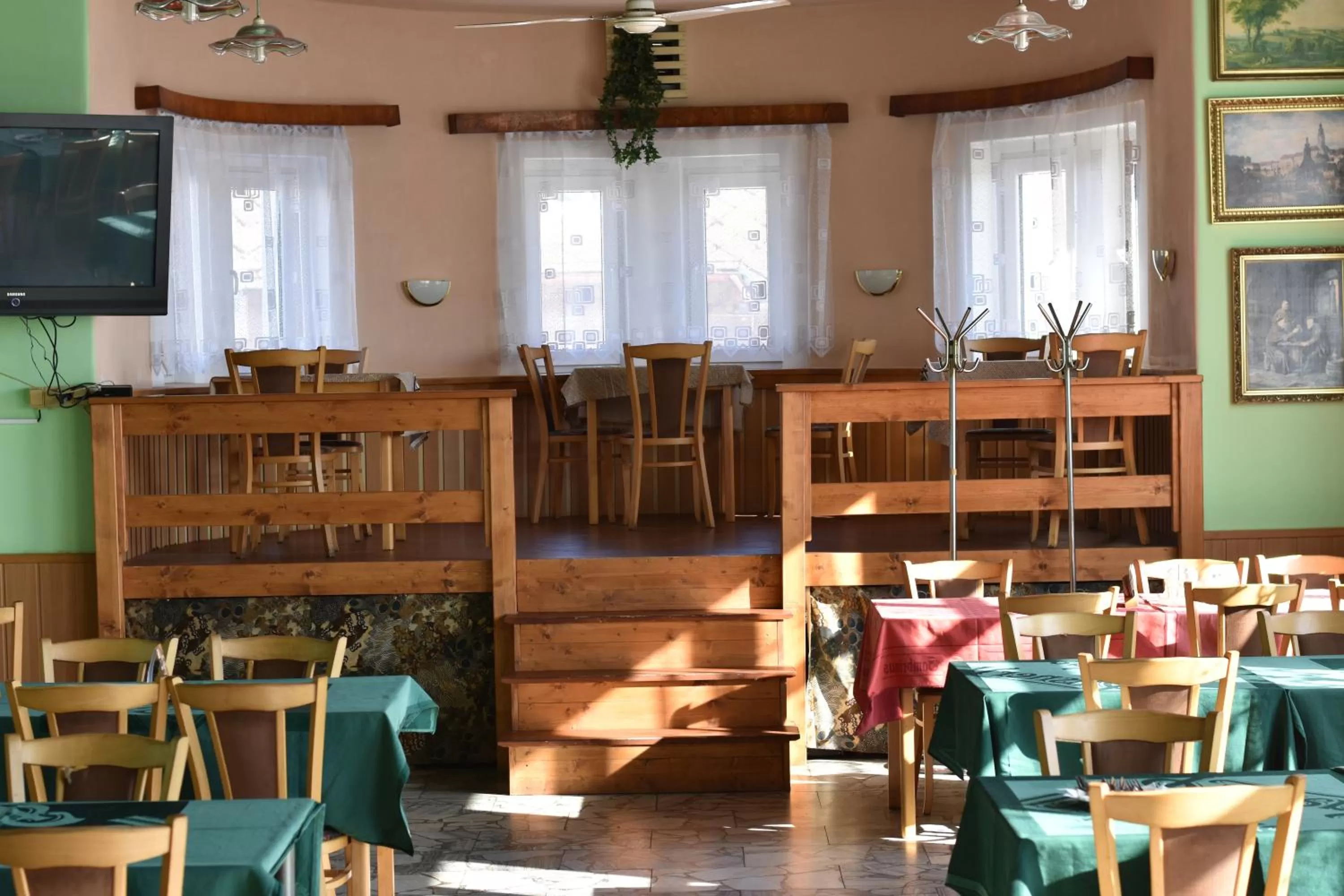 Restaurant/places to eat in Hotel Chata