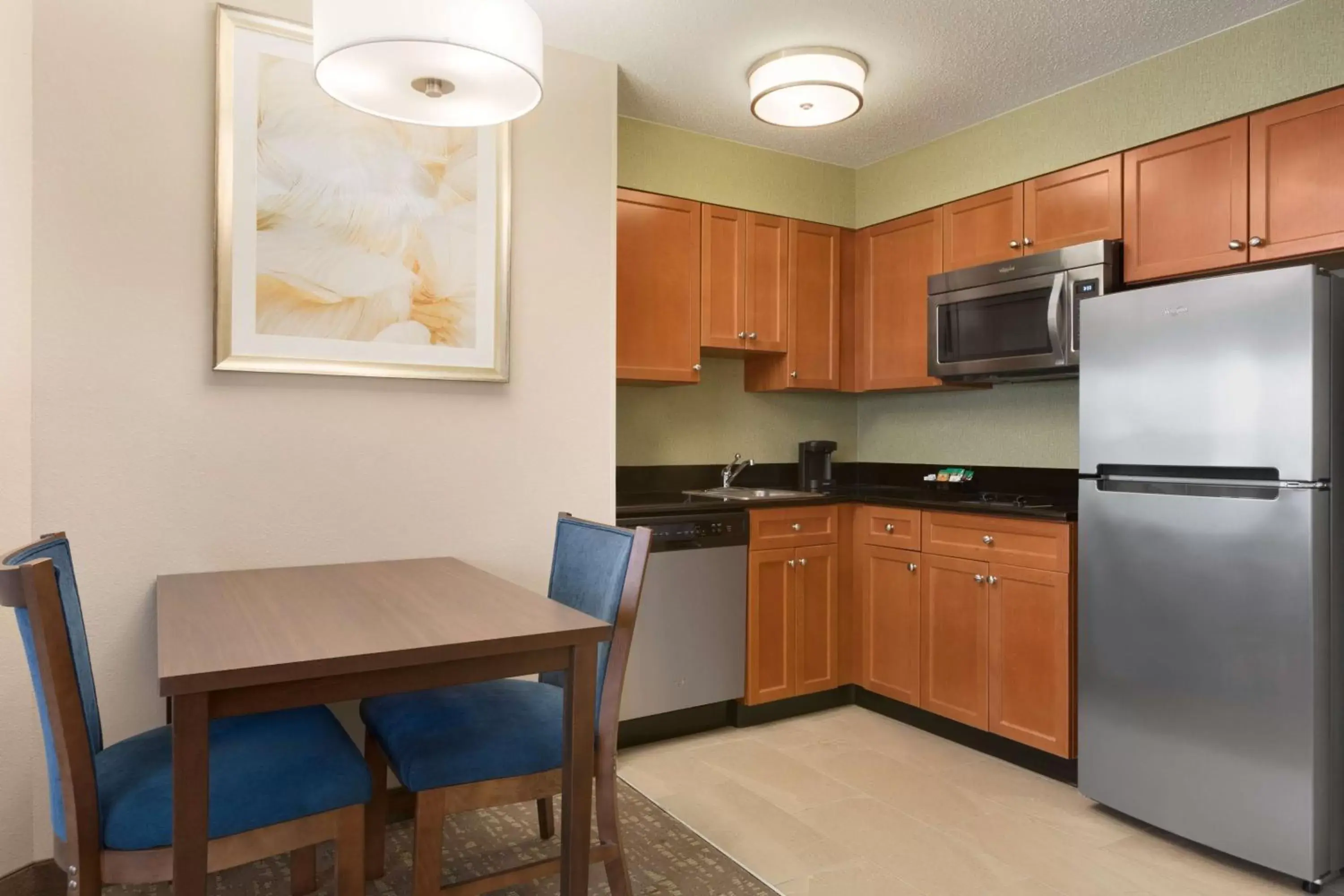 Living room, Kitchen/Kitchenette in Homewood Suites by Hilton Toledo-Maumee