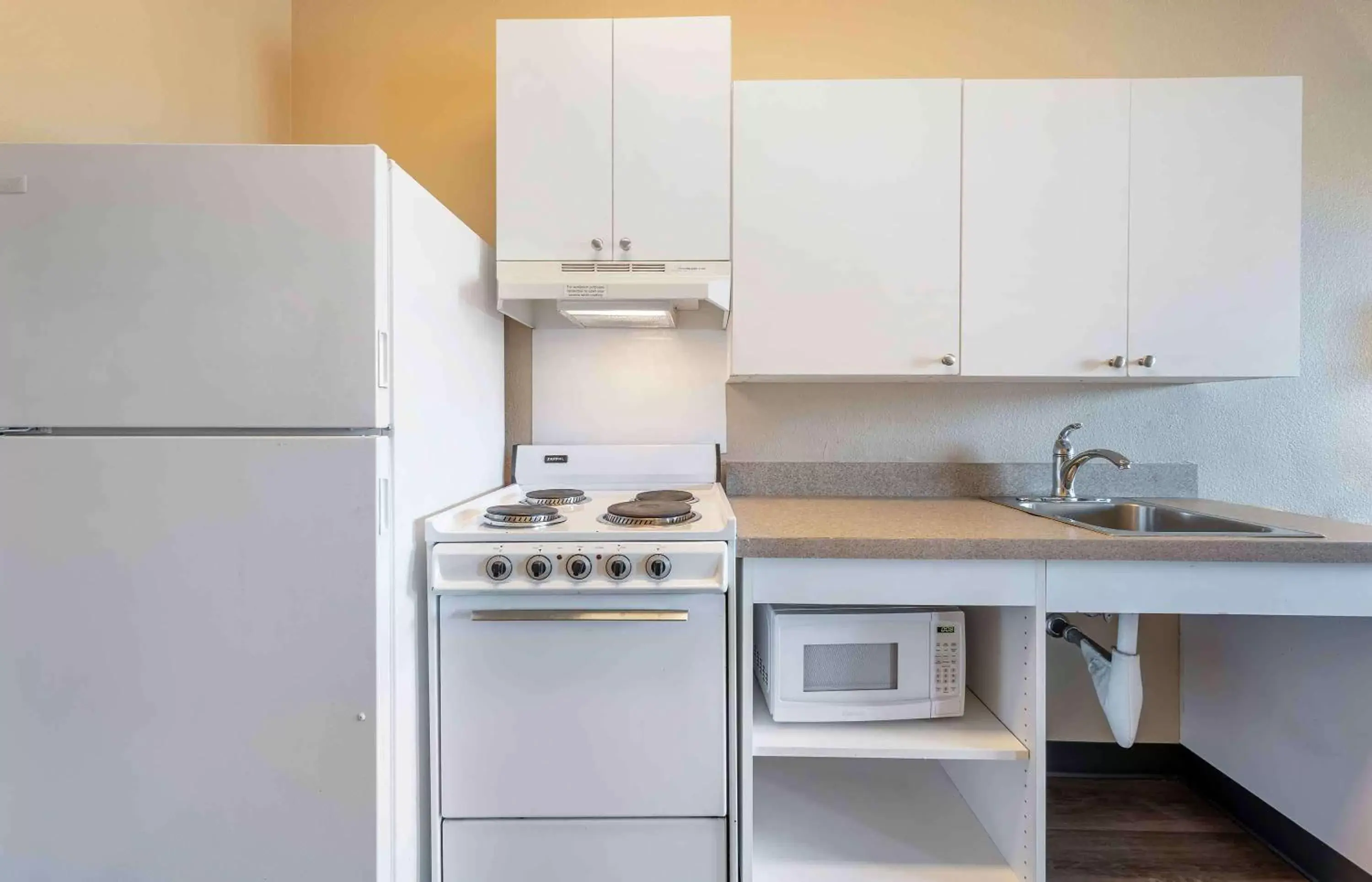 Bedroom, Kitchen/Kitchenette in Extended Stay America Suites - Chicago - O'Hare - Allstate Arena