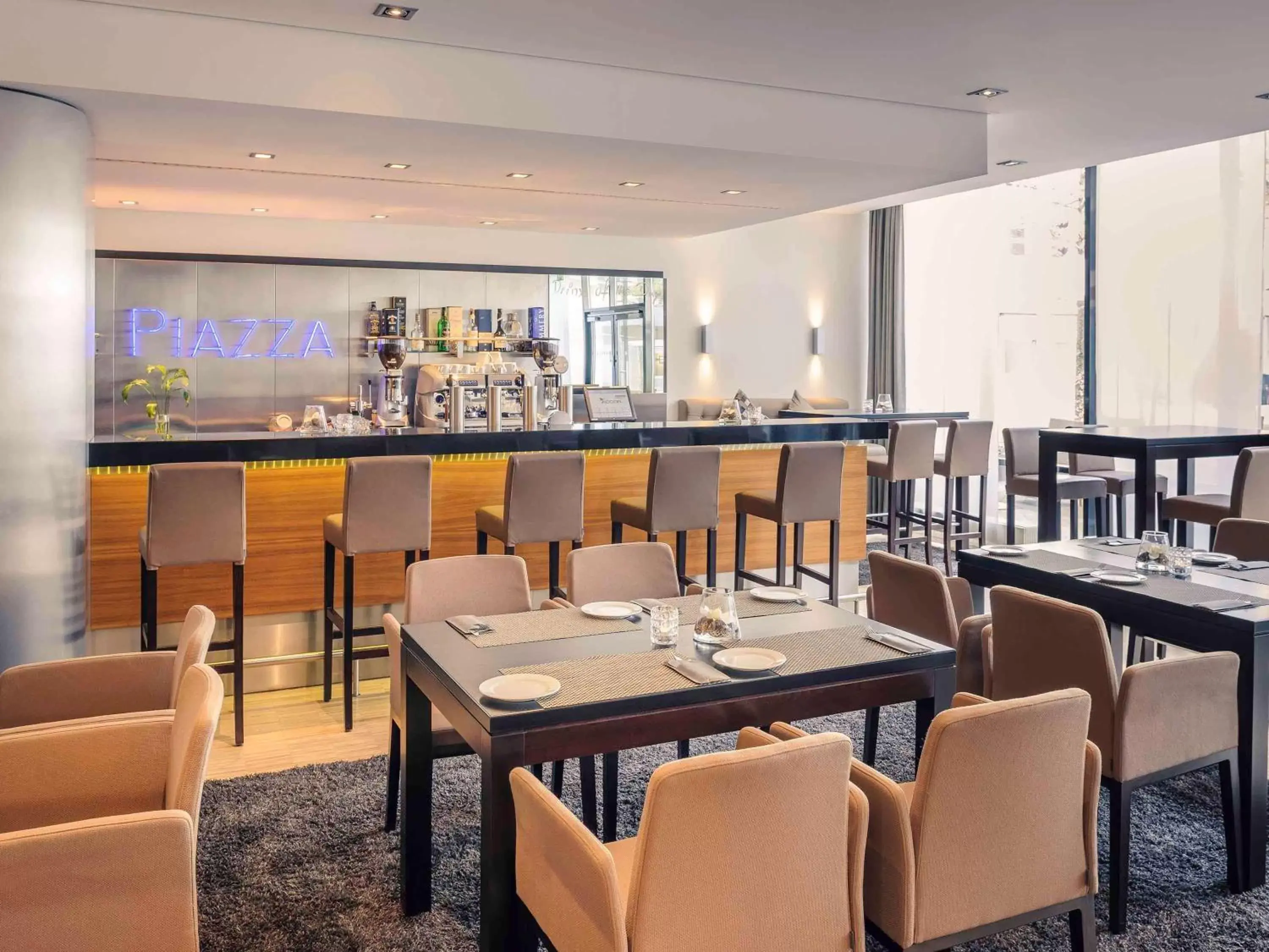 Lounge or bar, Restaurant/Places to Eat in Mercure Hotel Düsseldorf City Nord