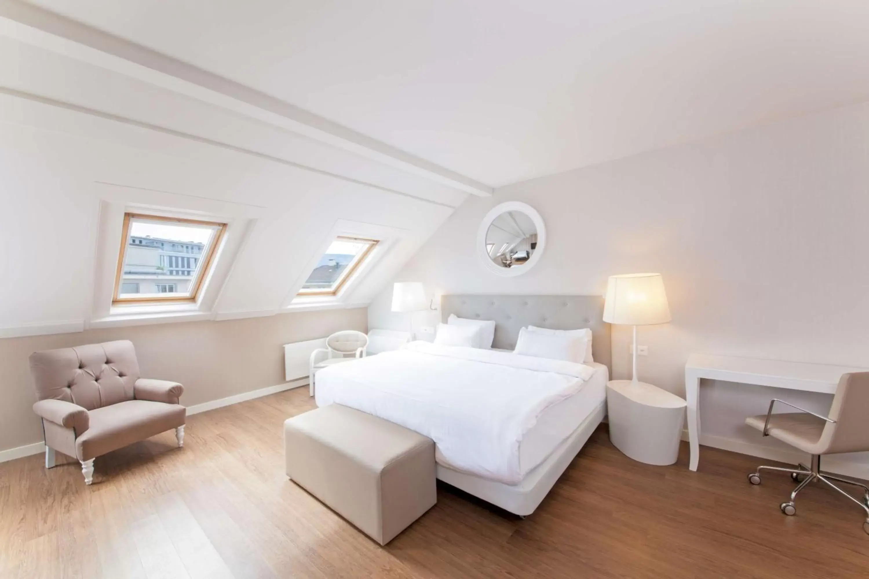 Photo of the whole room, Bed in Geneva by Fassbind Photo of the whole room, Bed in Geneva by Fassbind