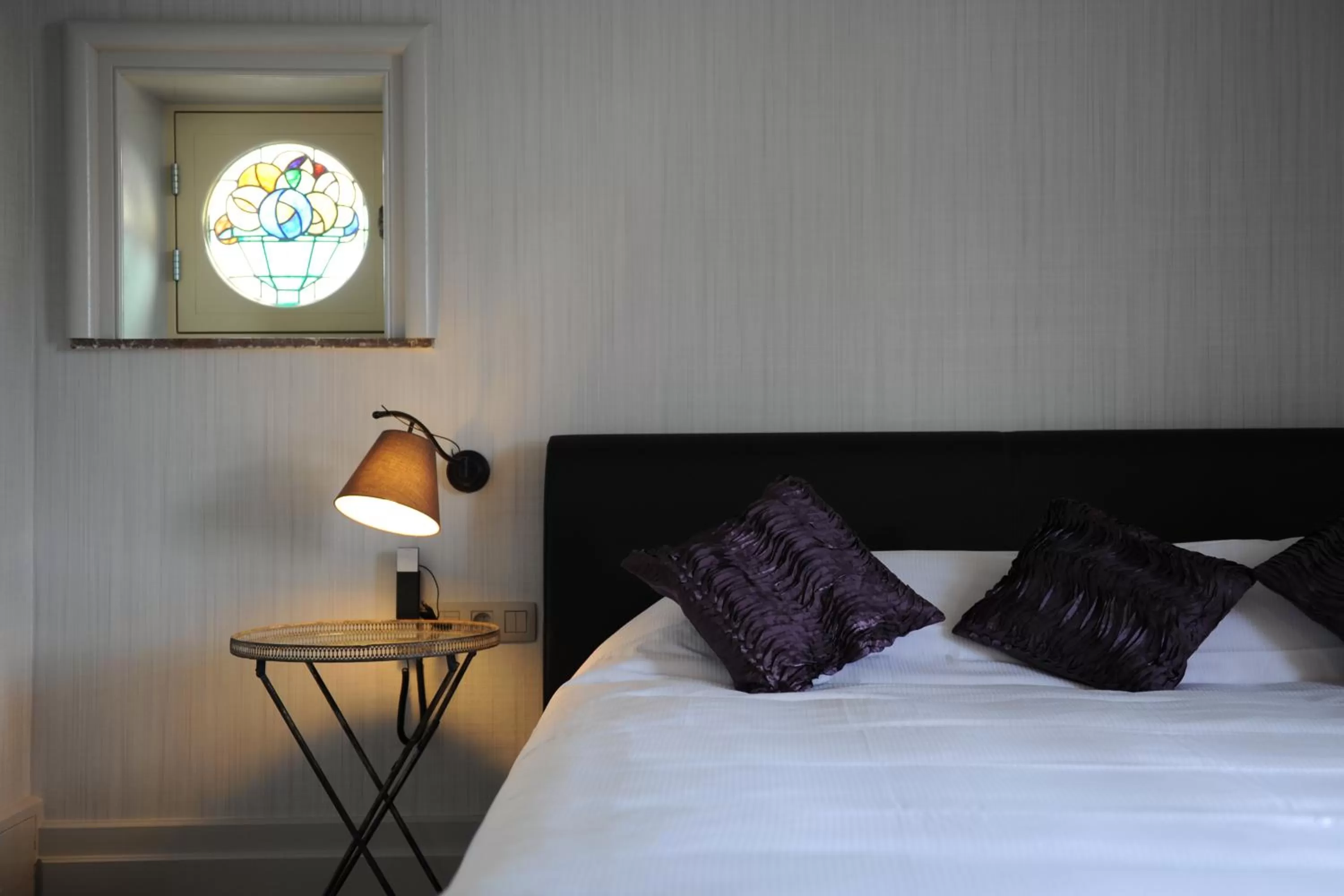 Bed in Charmehotel Villa Saporis