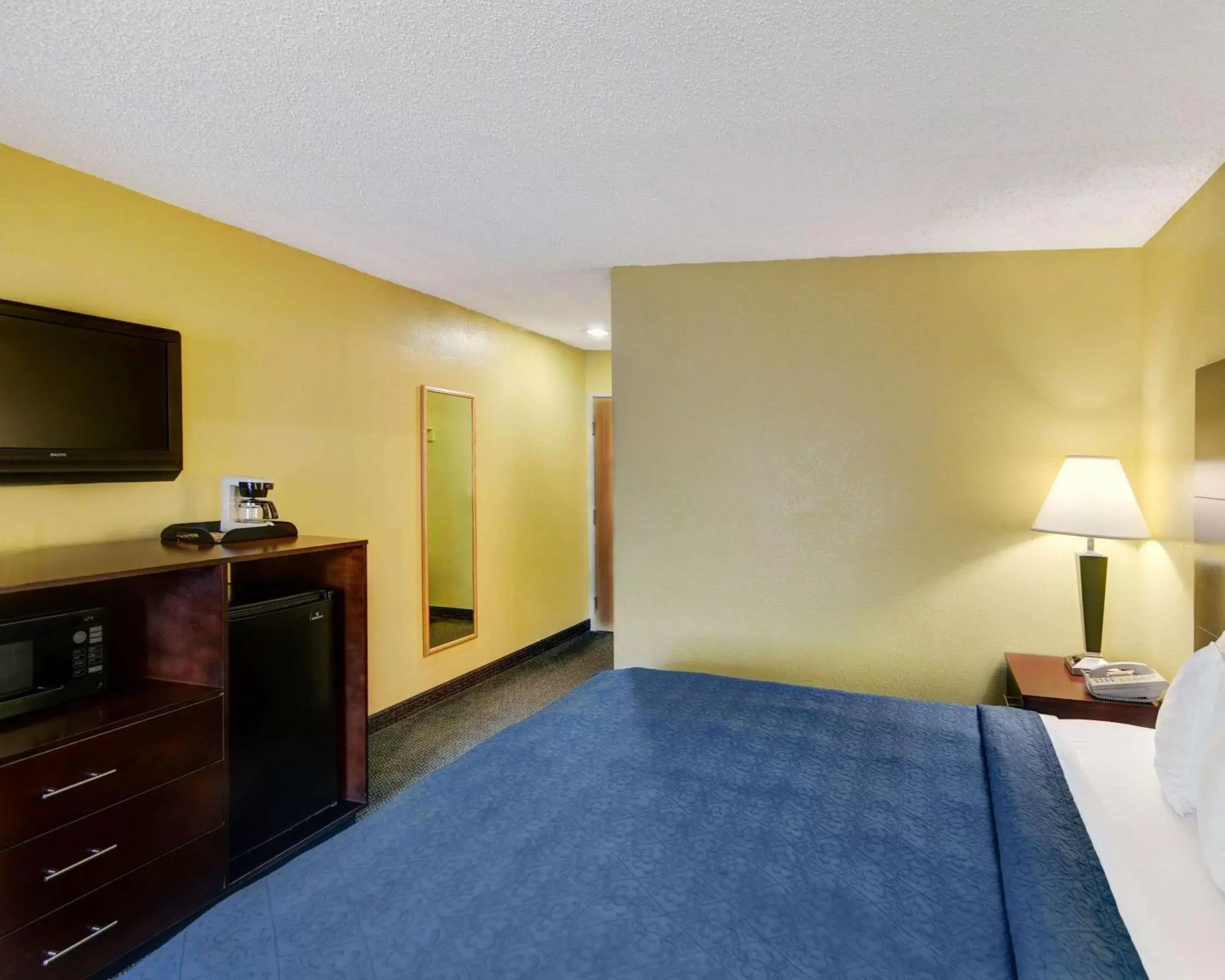 Photo of the whole room, Bed in Quality Inn & Suites Grand Prairie
