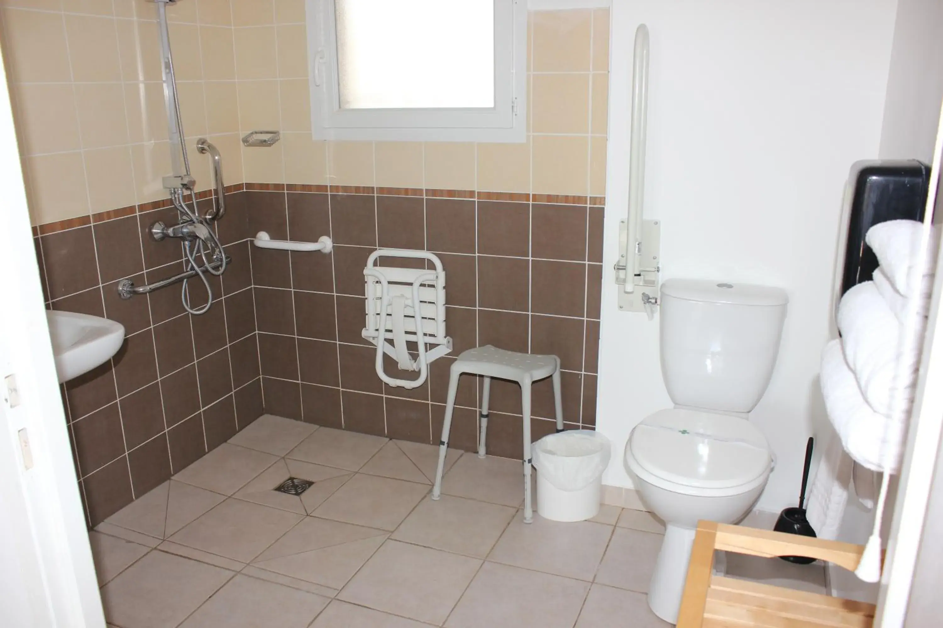 Shower, Bathroom in INTER-HOTEL CÃ´tÃ© Sud Hotel Allauch