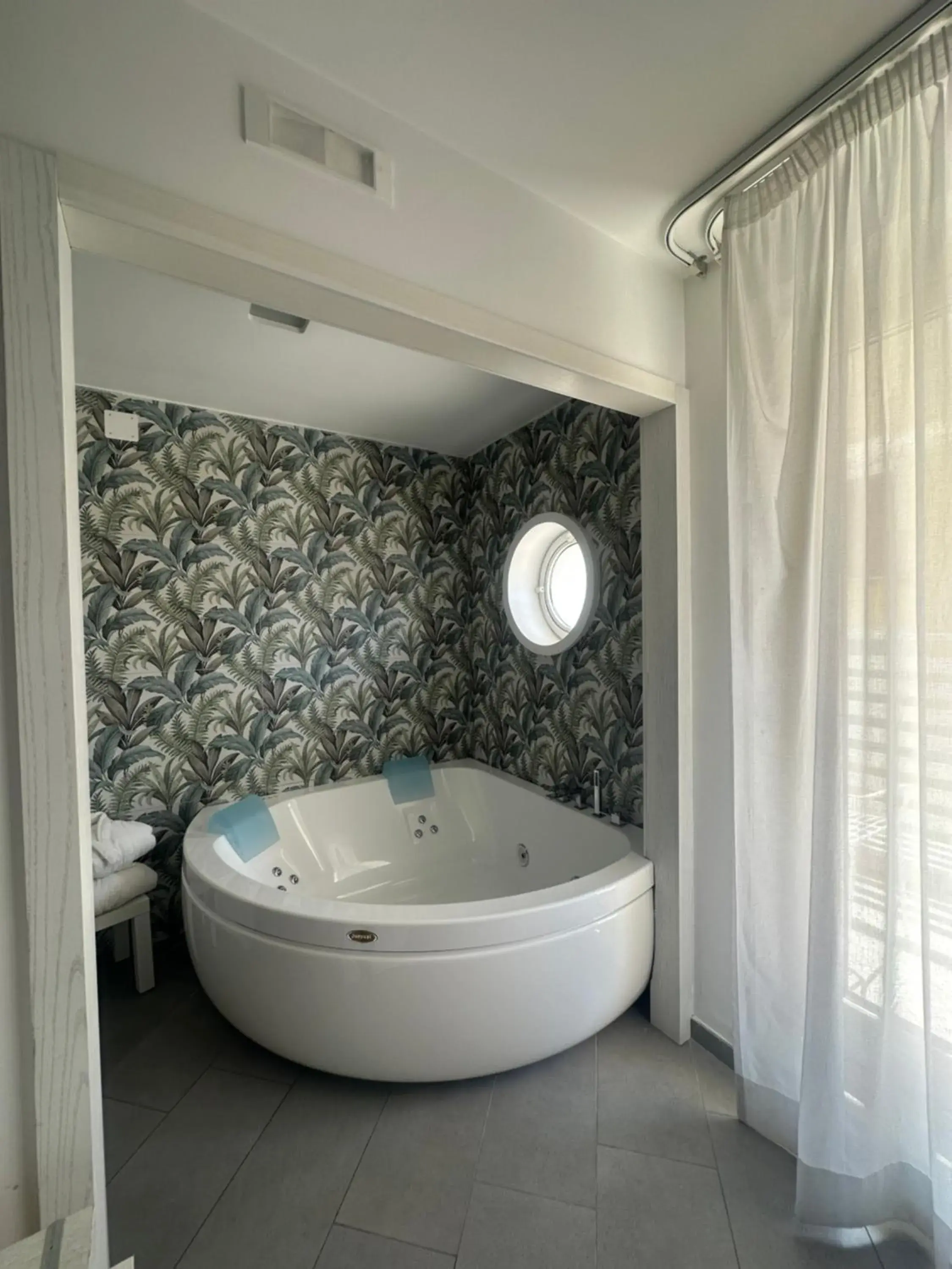 Hot Tub, Bathroom in Tasso Suites