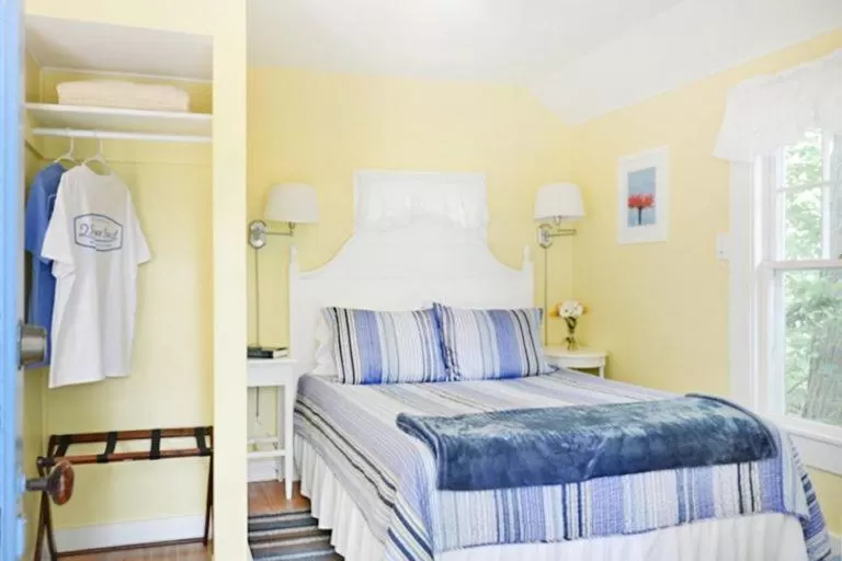 Deluxe Queen Cottage - Dog Friendly in 2 River Road Inn Cottages