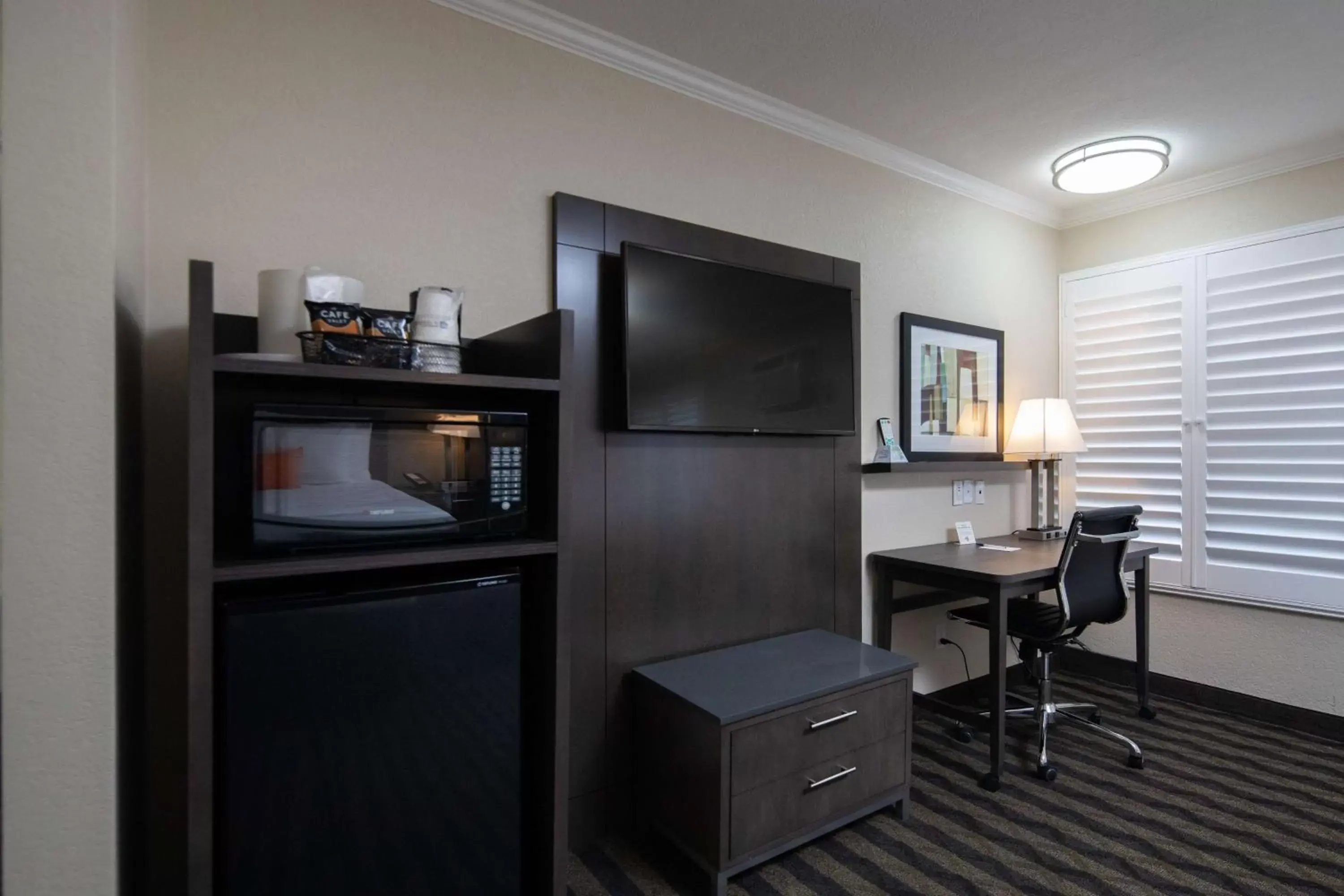 Photo of the whole room, TV/Entertainment Center in Best Western Silicon Valley Inn