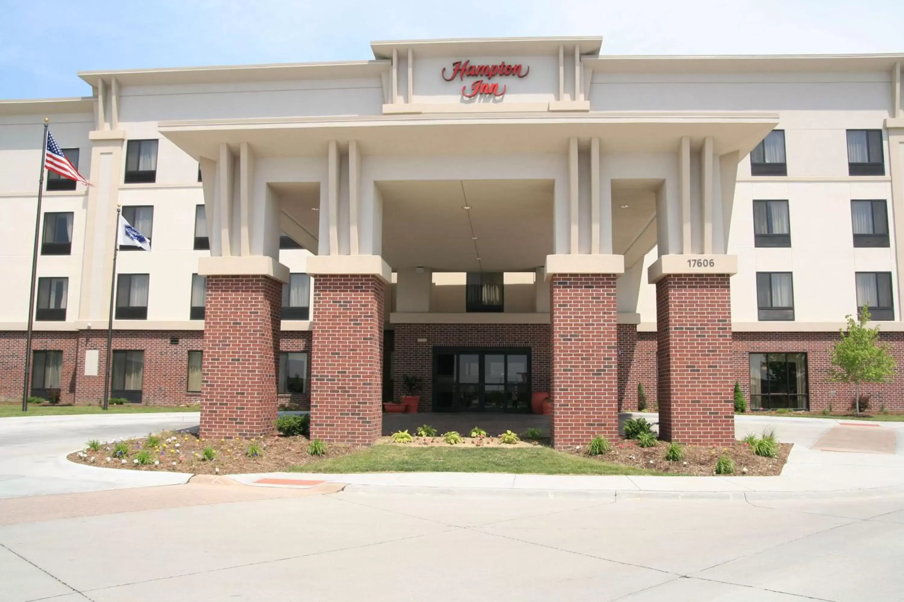 Property Building in Newly Renovated Hampton Inn Omaha West Lakeside