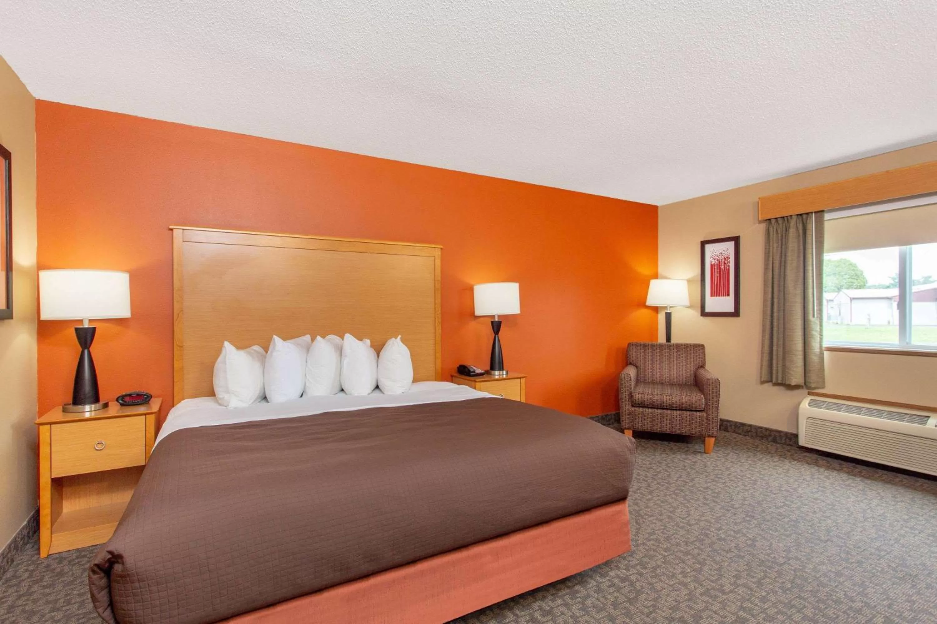 Photo of the whole room, Bed in AmericInn by Wyndham Boscobel