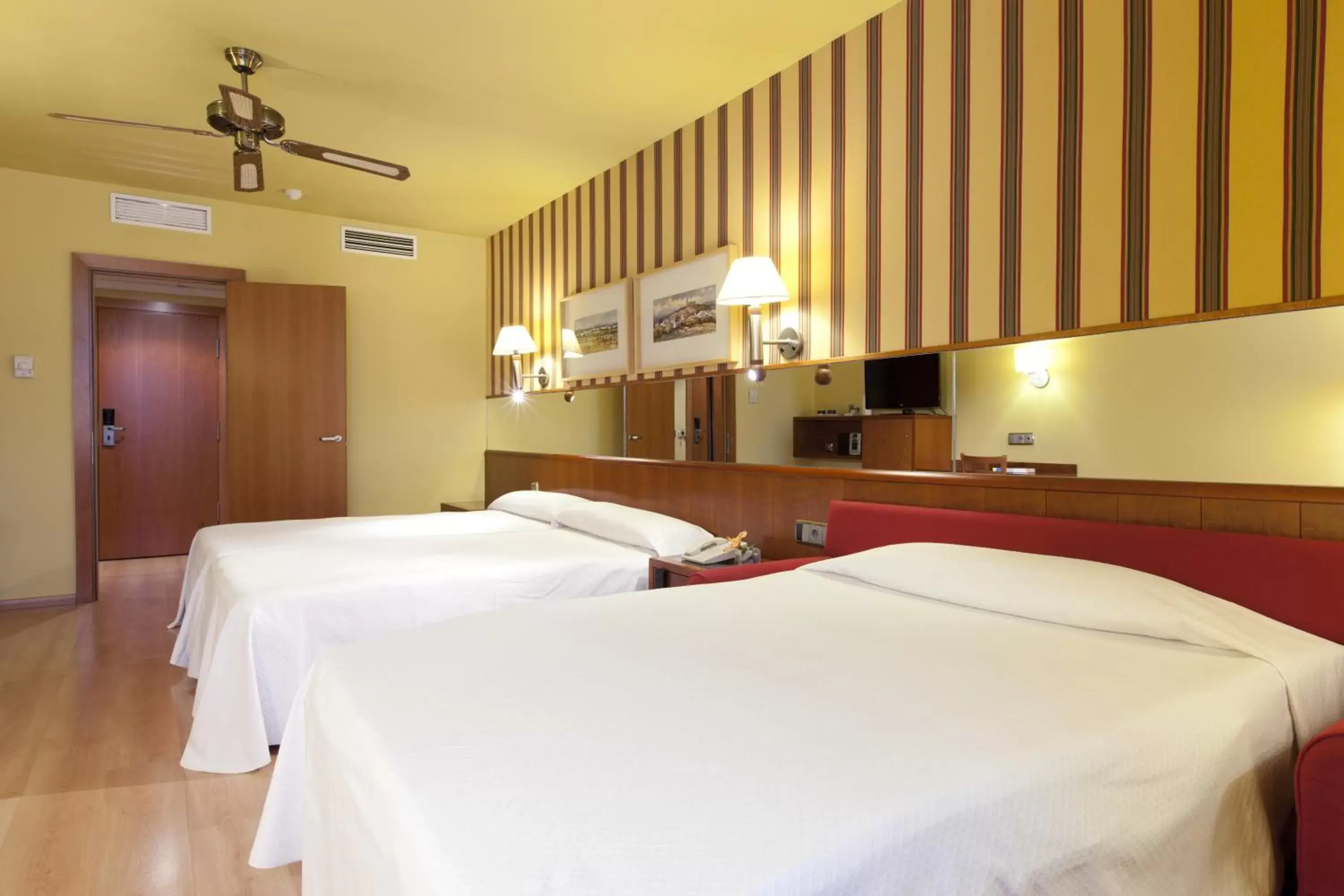 Photo of the whole room, Bed in Ilunion Les Corts Spa