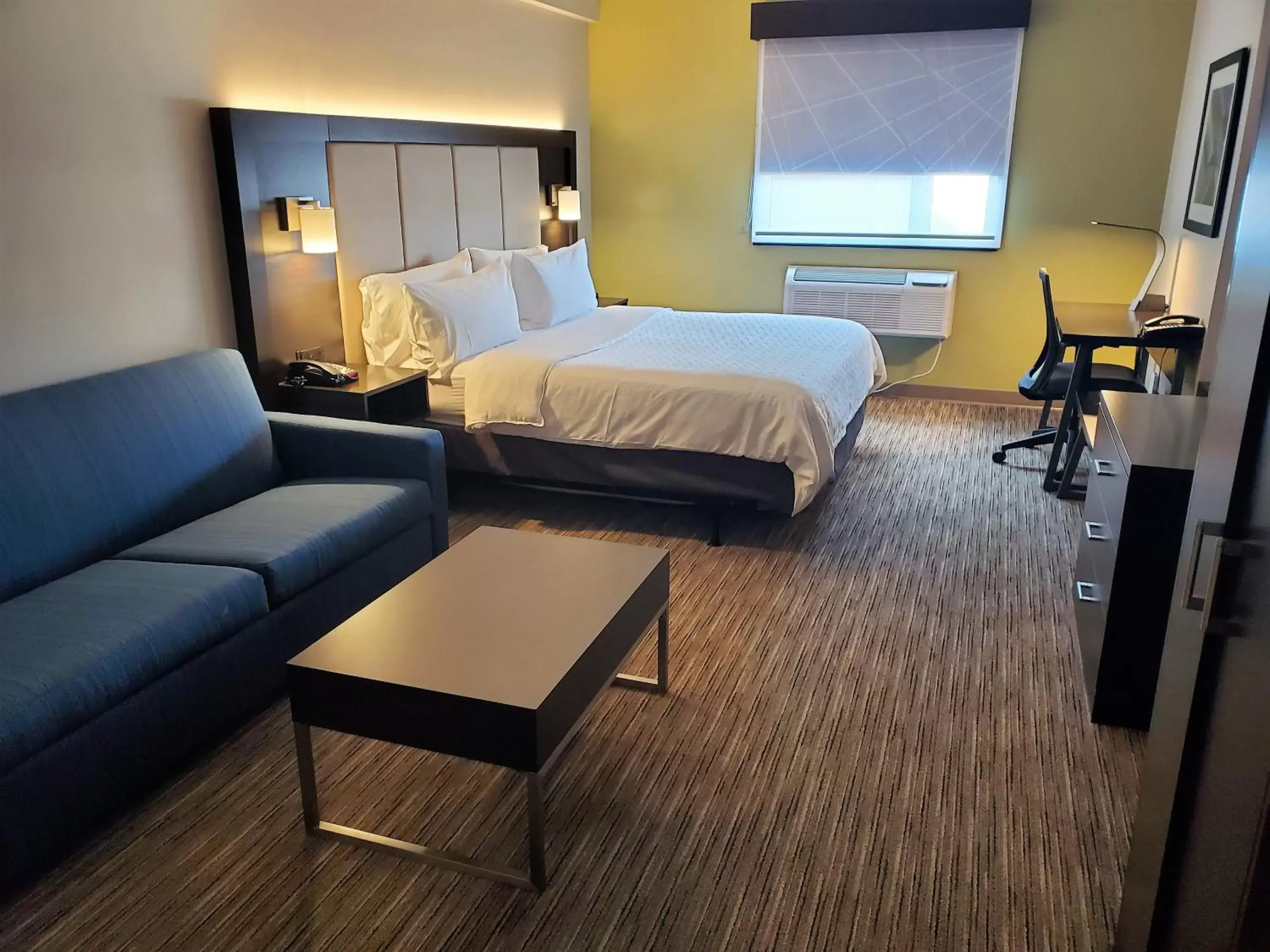 Bedroom, Bed in Holiday Inn Express Maspeth by IHG Bedroom, Bed in Holiday Inn Express Maspeth by IHG