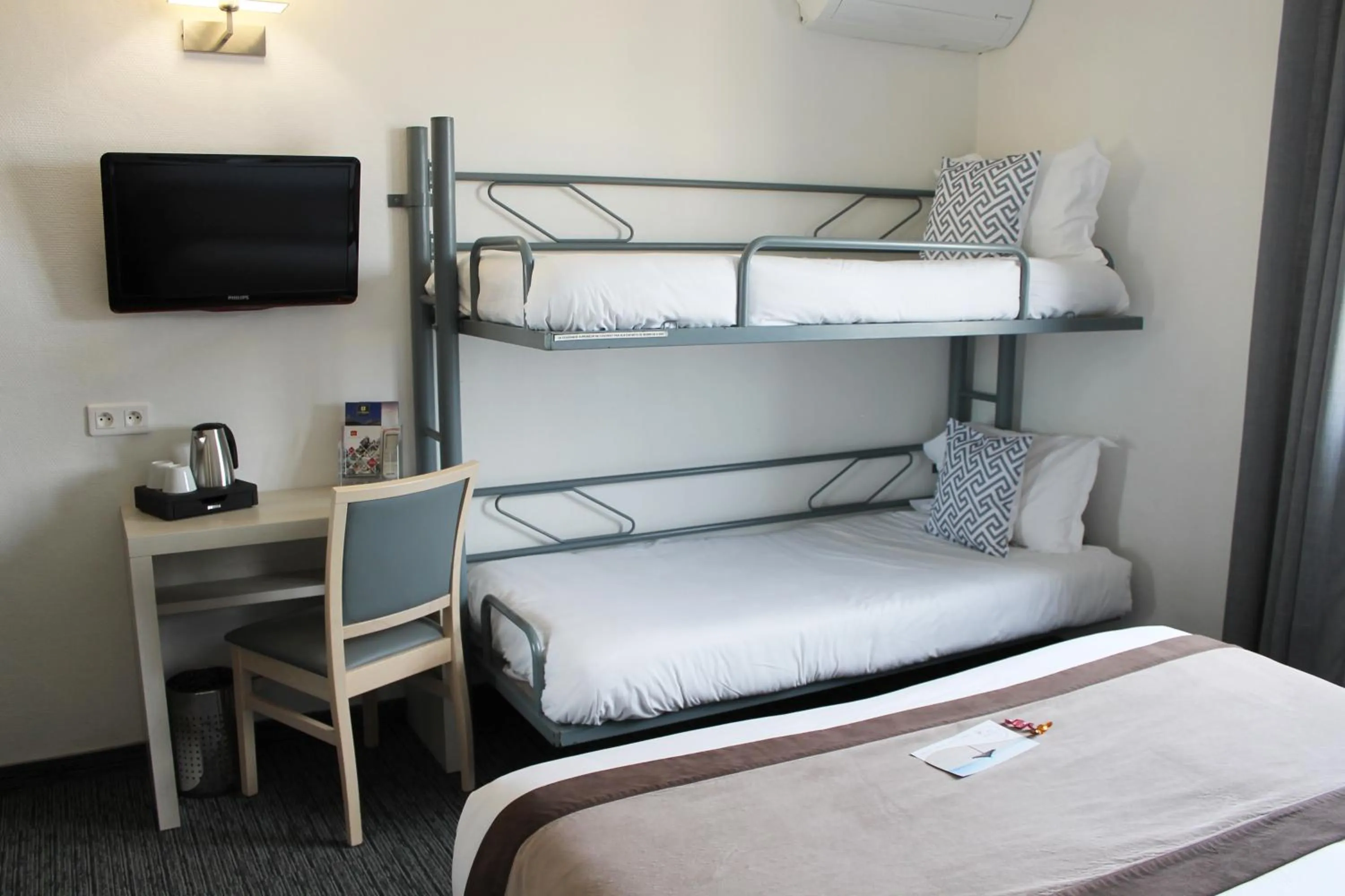 bunk bed, Bed in Le Regina Hôtel et restaurant Canet-plage