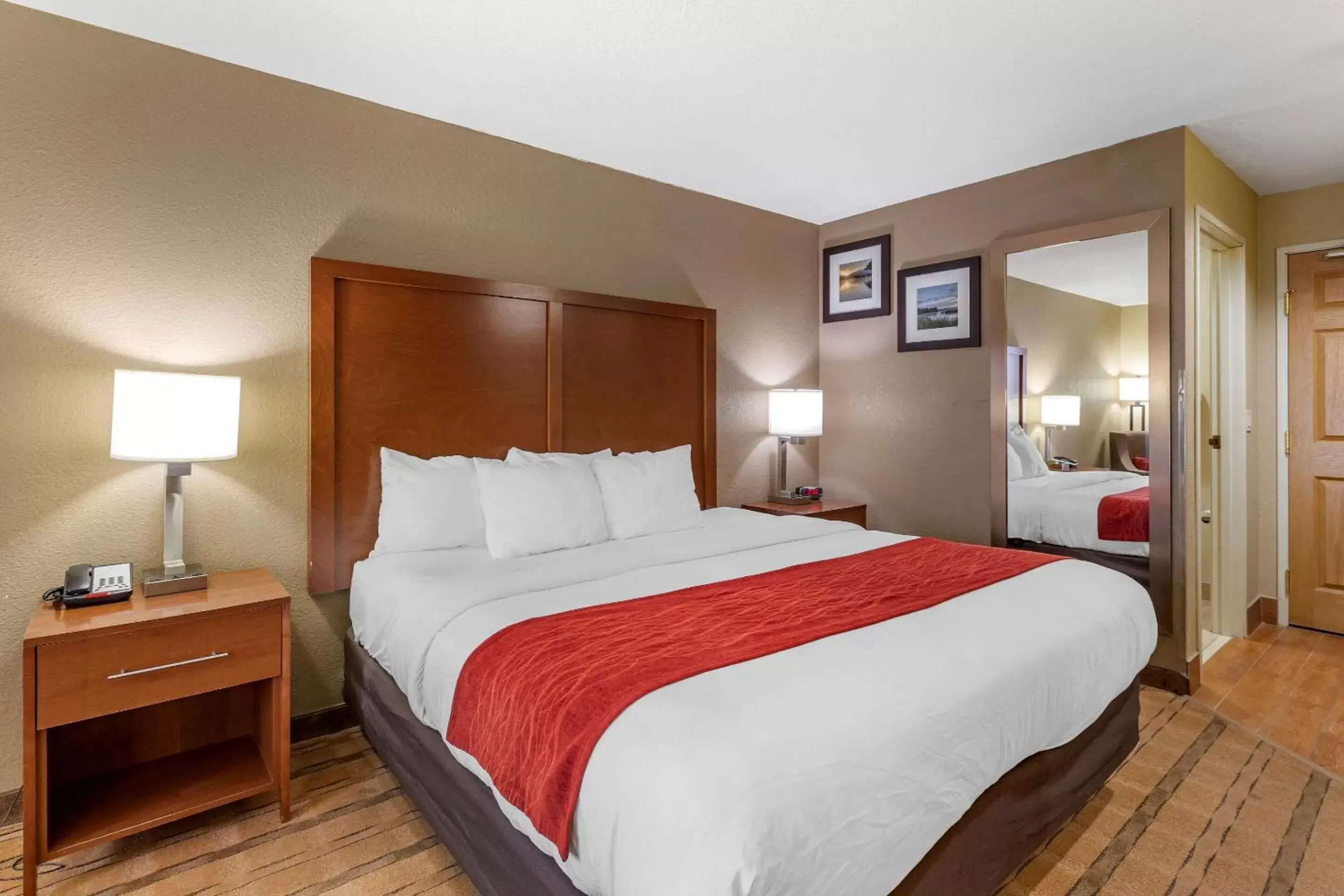Photo of the whole room, Bed in Comfort Inn & Suites Cedar Rapids North - Collins Road