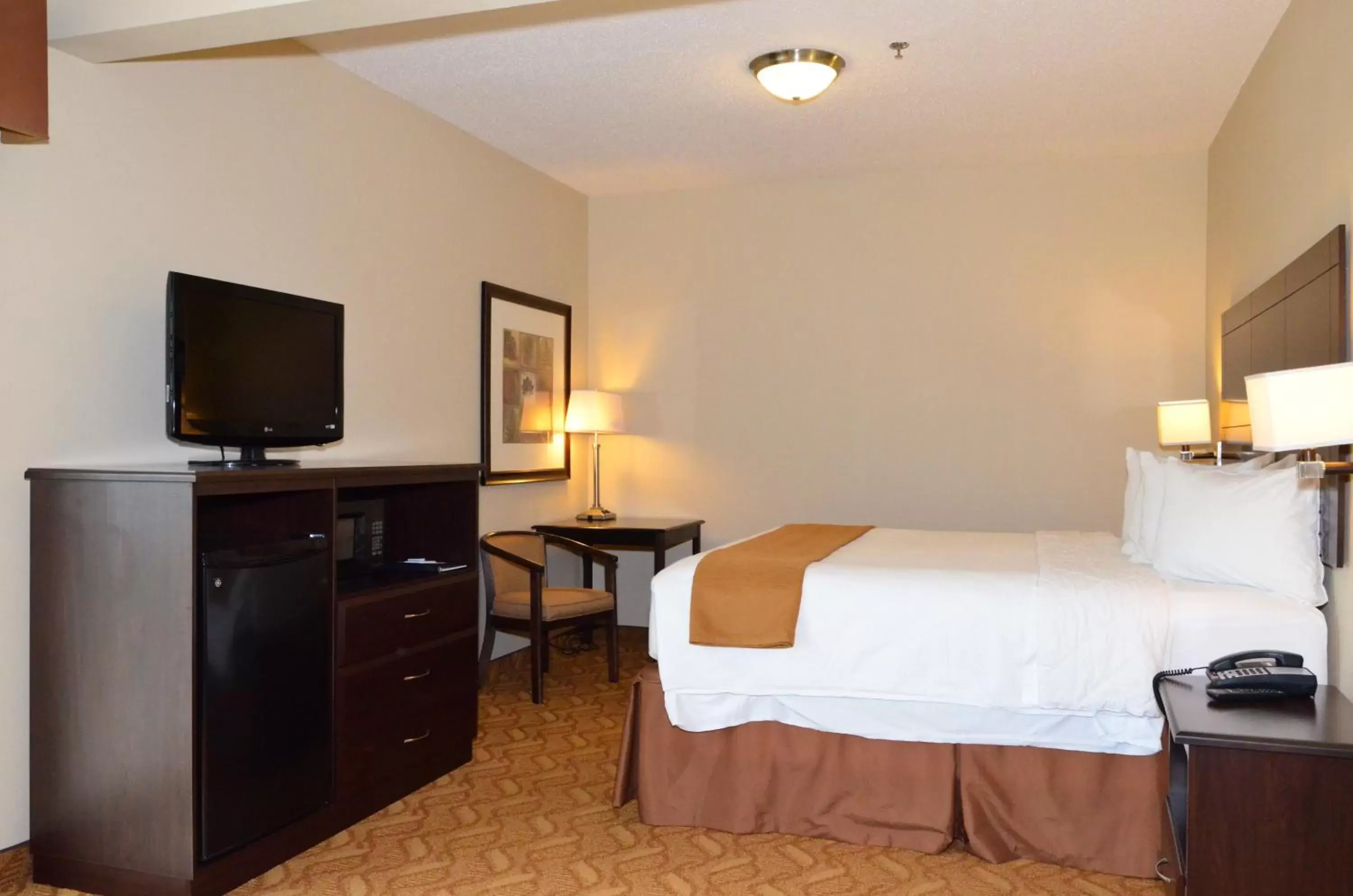 Bed in Cobblestone Inn & Suites - Lake View Bed in Cobblestone Inn & Suites - Lake View