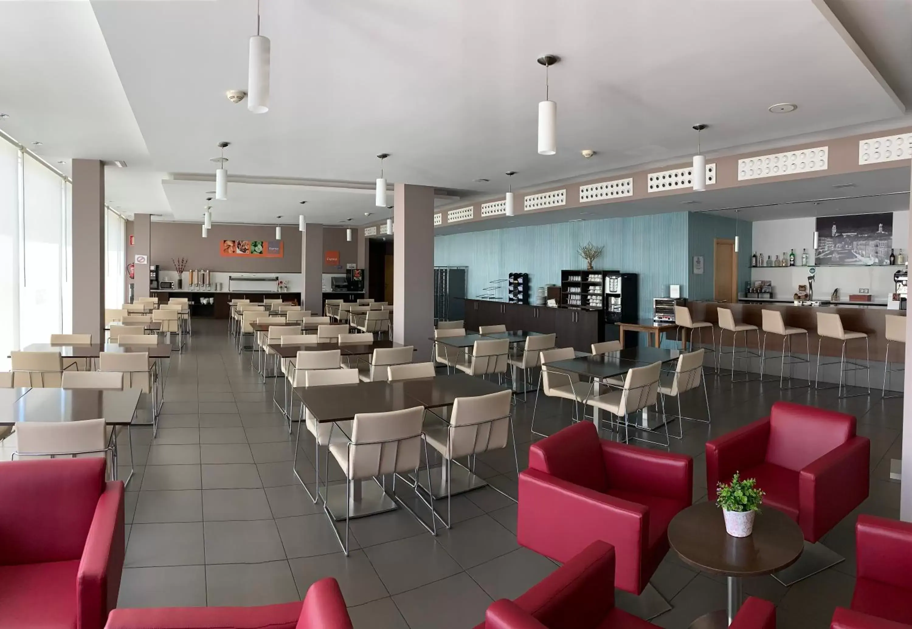 Lounge or bar, Restaurant/Places to Eat in Holiday Inn Express Vitoria