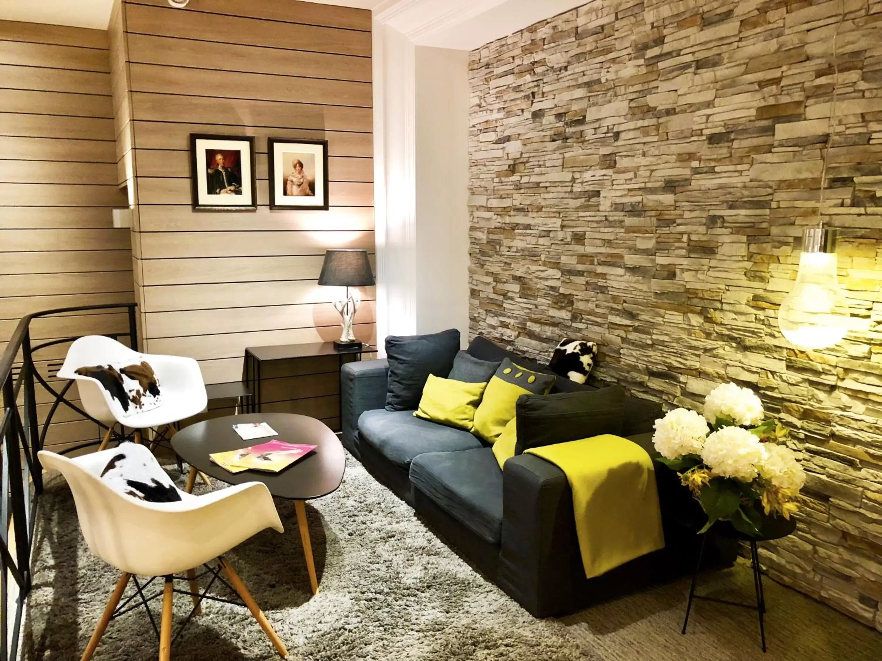 Lounge or bar in Hôtel des Princes, Chambéry Centre Lounge or bar in Hôtel des Princes, Chambéry Centre