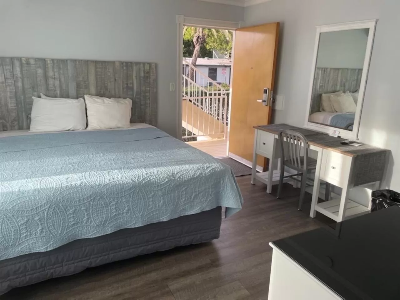 Bedroom, Bed in Ocean Lodge Santa Monica Beach Hotel