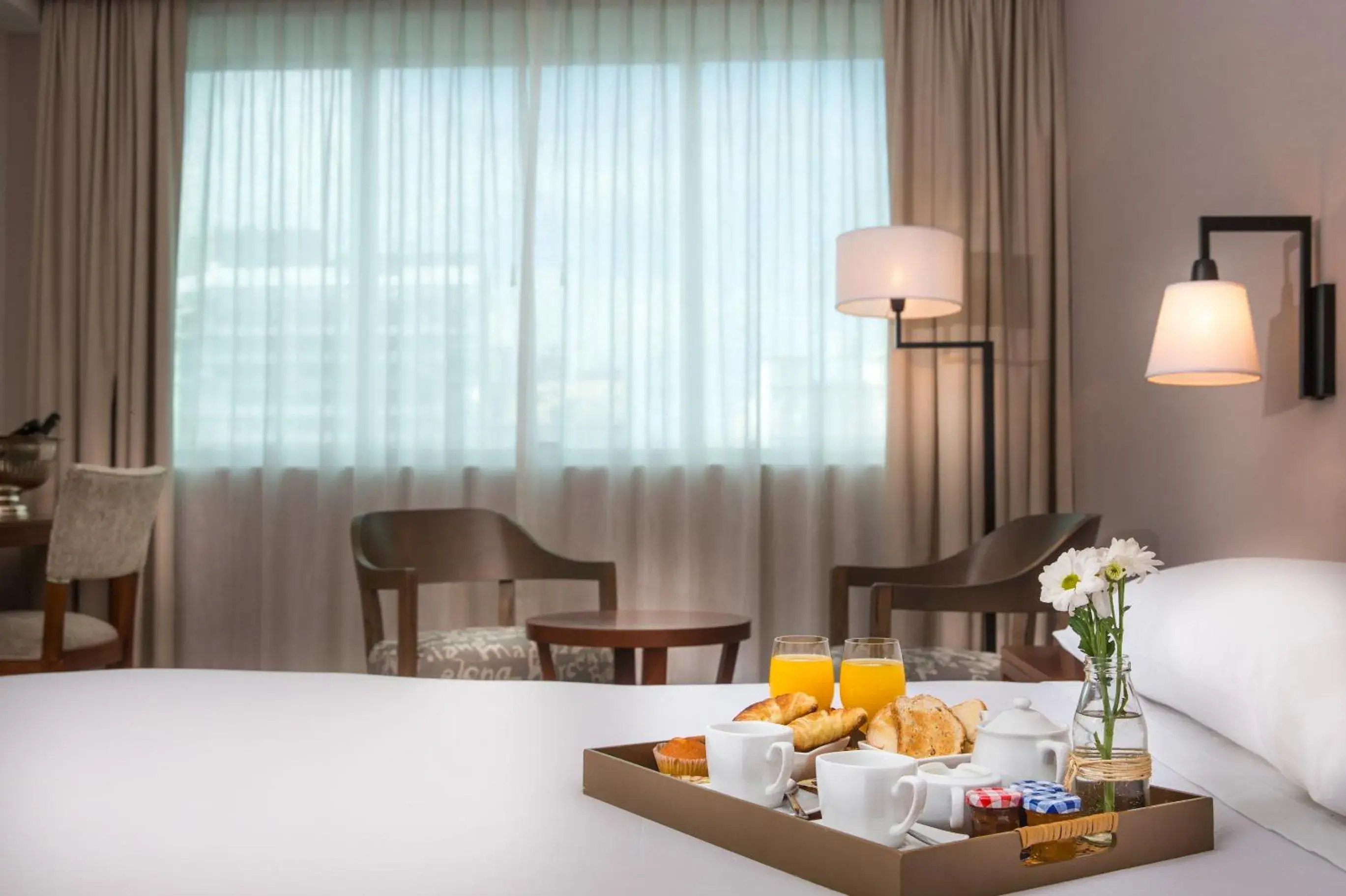 Property building, Bed in Howard Johnson Plaza Buenos Aires Property building, Bed in Howard Johnson Plaza Buenos Aires