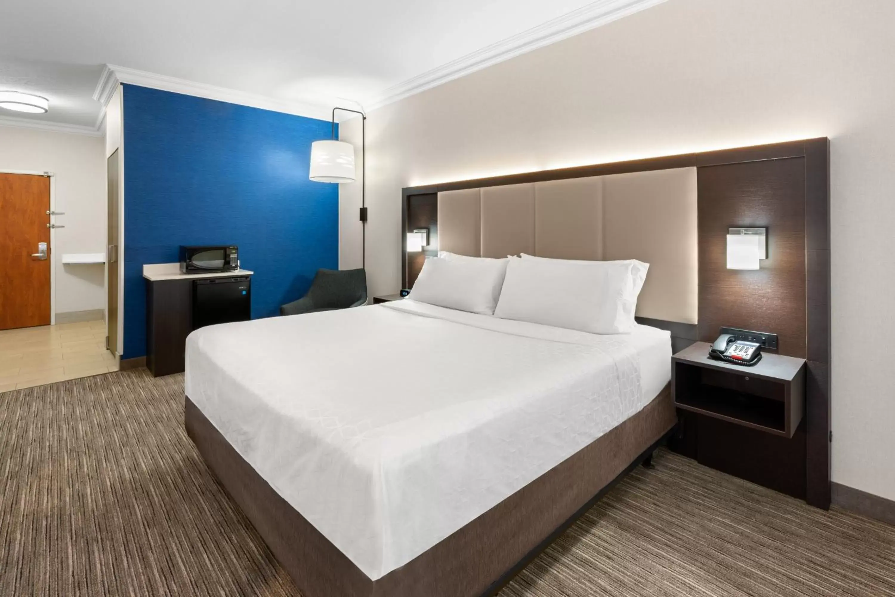 Photo of the whole room, Bed in Holiday Inn Express & Suites Klamath Falls Central by IHG Photo of the whole room, Bed in Holiday Inn Express & Suites Klamath Falls Central by IHG