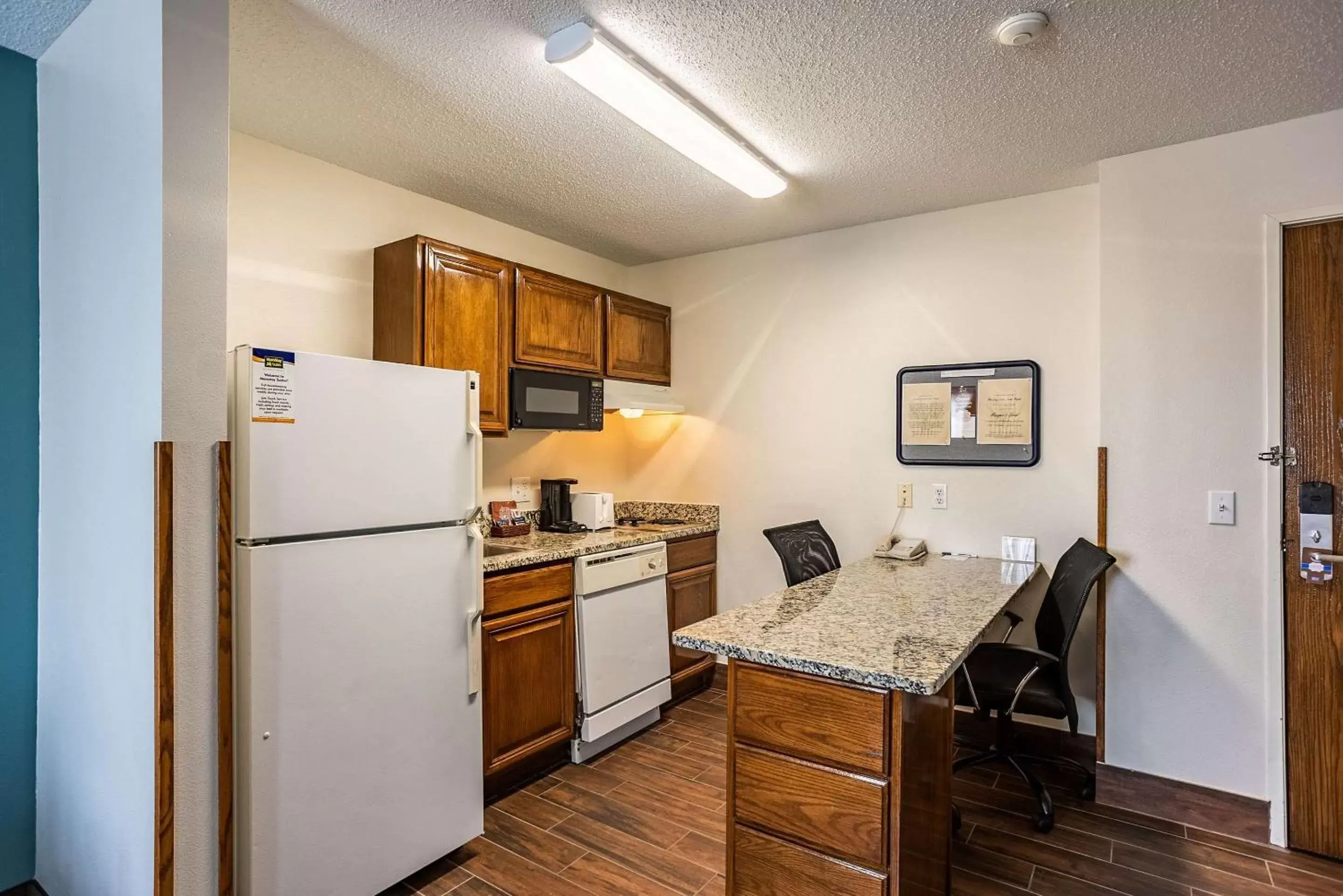 Photo of the whole room, Kitchen/Kitchenette in MainStay Suites Cedar Rapids North - Marion