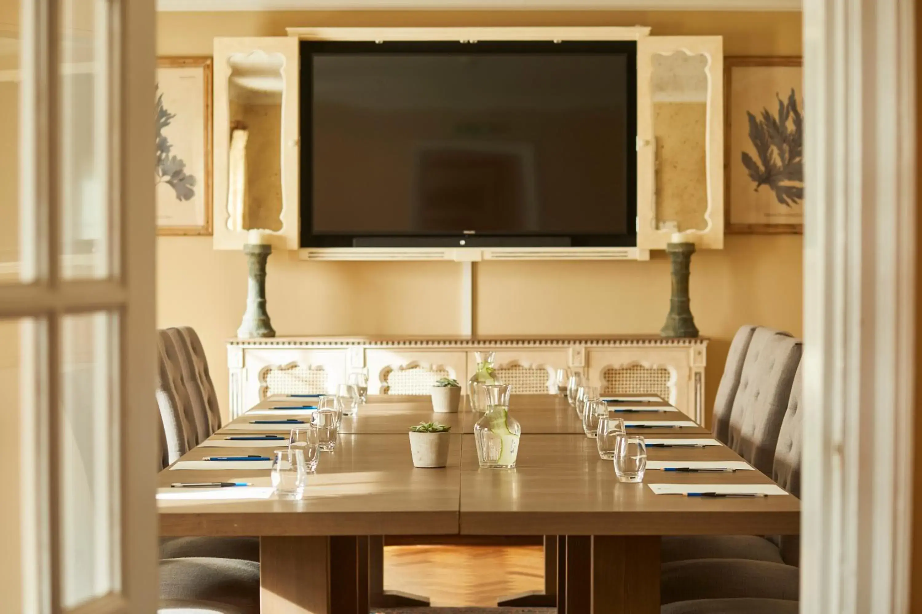 TV and multimedia, TV/Entertainment Center in The Royal Oak, Yattendon