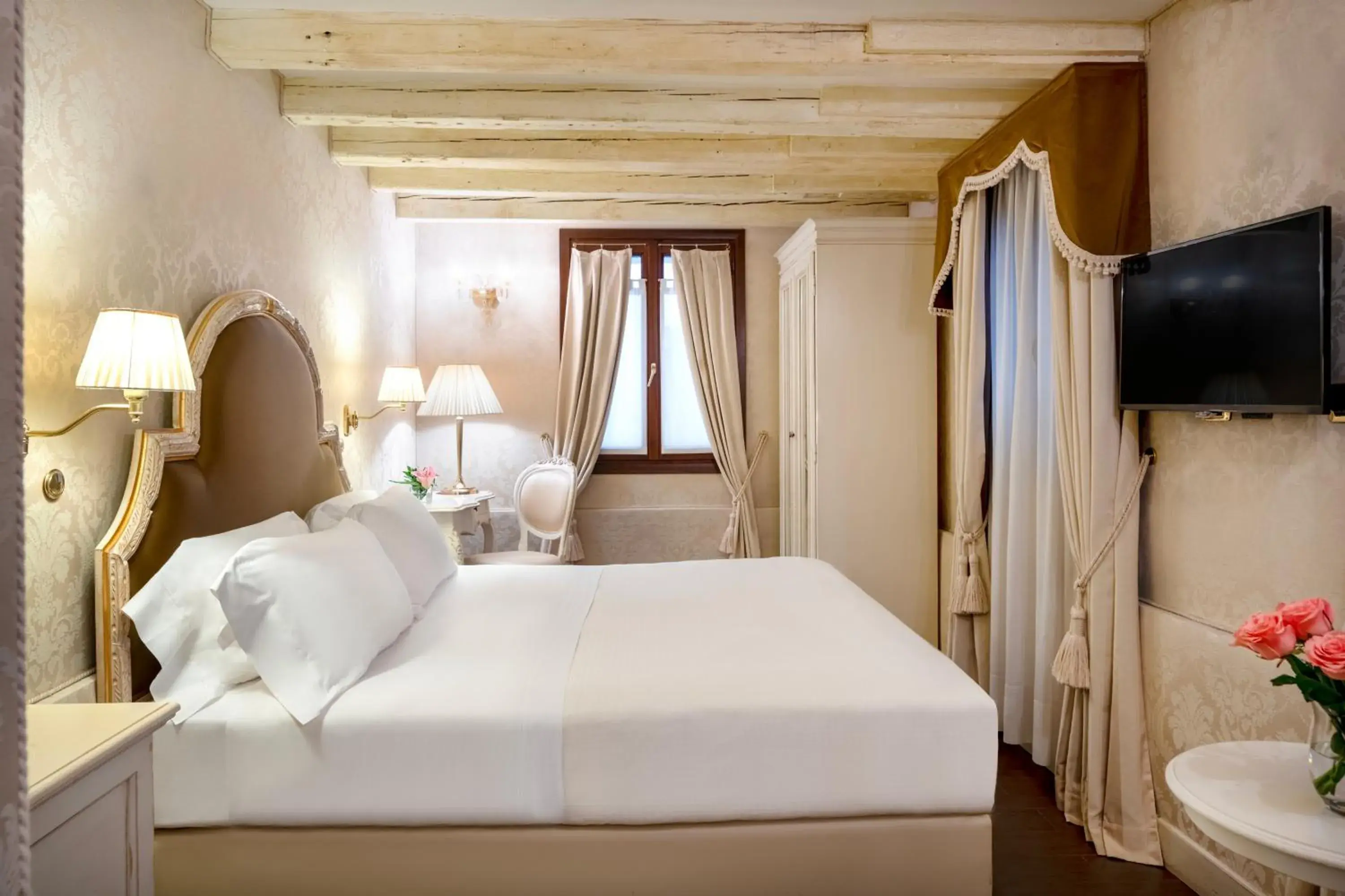Bed in Una Hotel Venezia