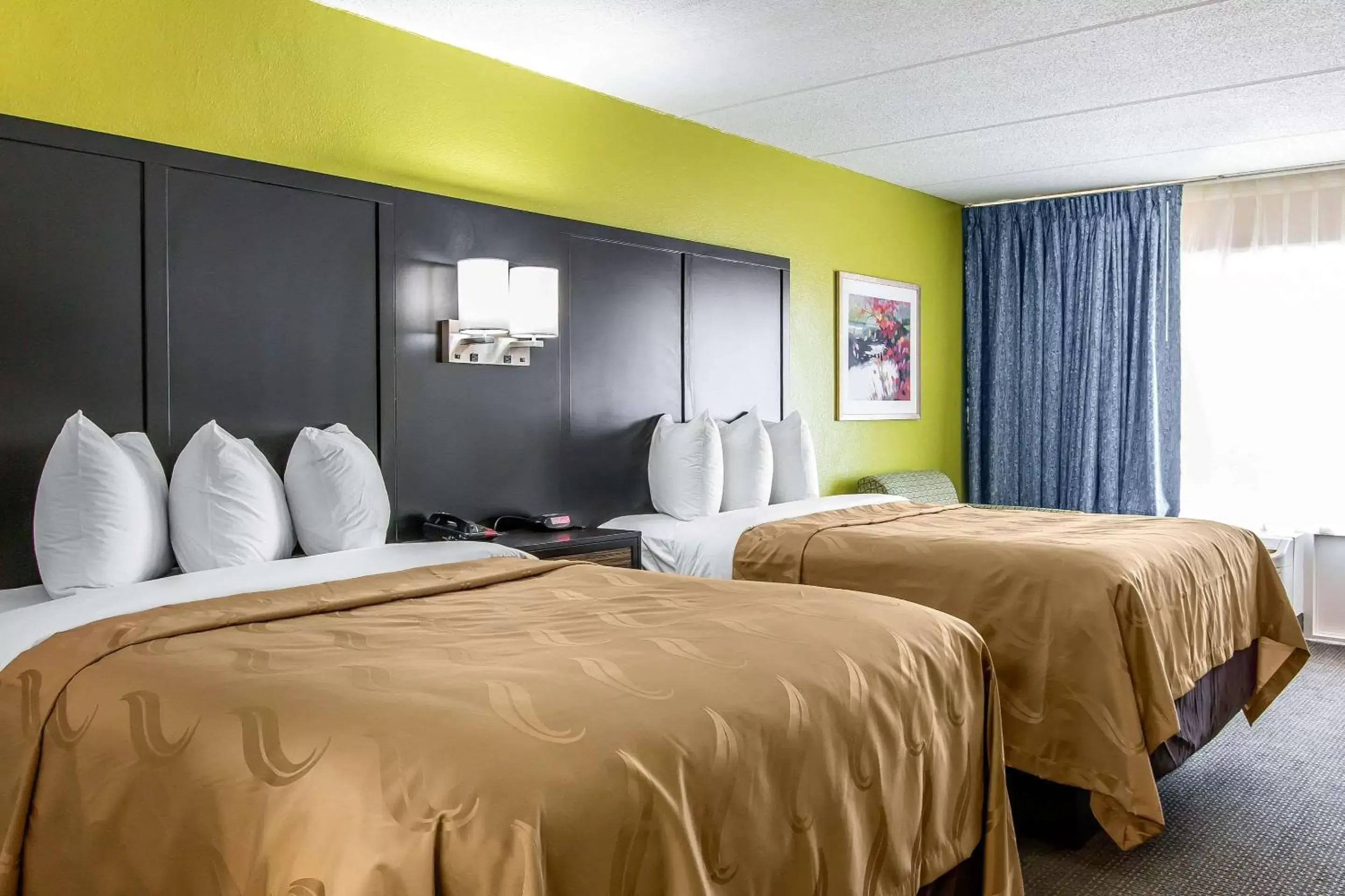 Photo of the whole room, Bed in Quality Inn Hinesville - Fort Stewart Area, Kitchenette Rooms - Pool - Guest Laundry