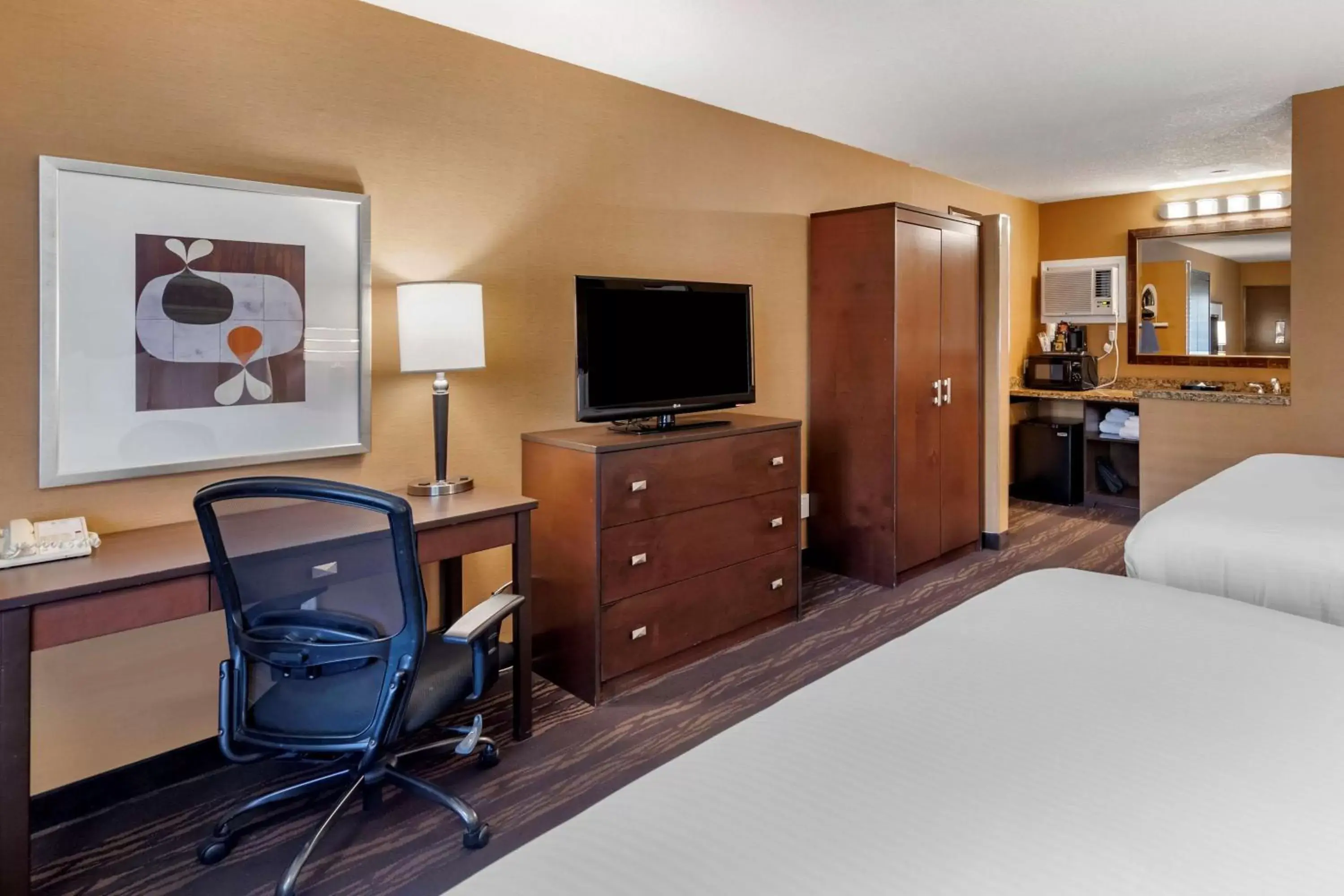 Bedroom, TV/Entertainment Center in Best Western Plus Stovall's Inn