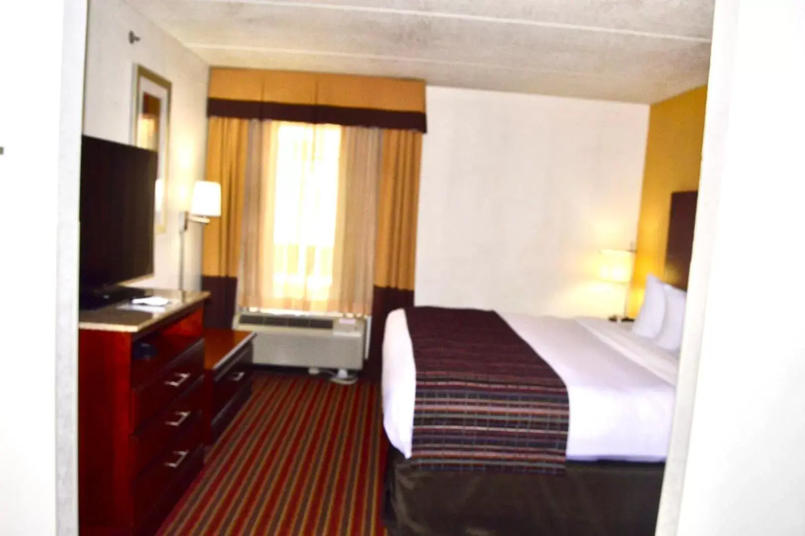 Bedroom, Bed in Country Inn & Suites by Radisson, Alpharetta, GA