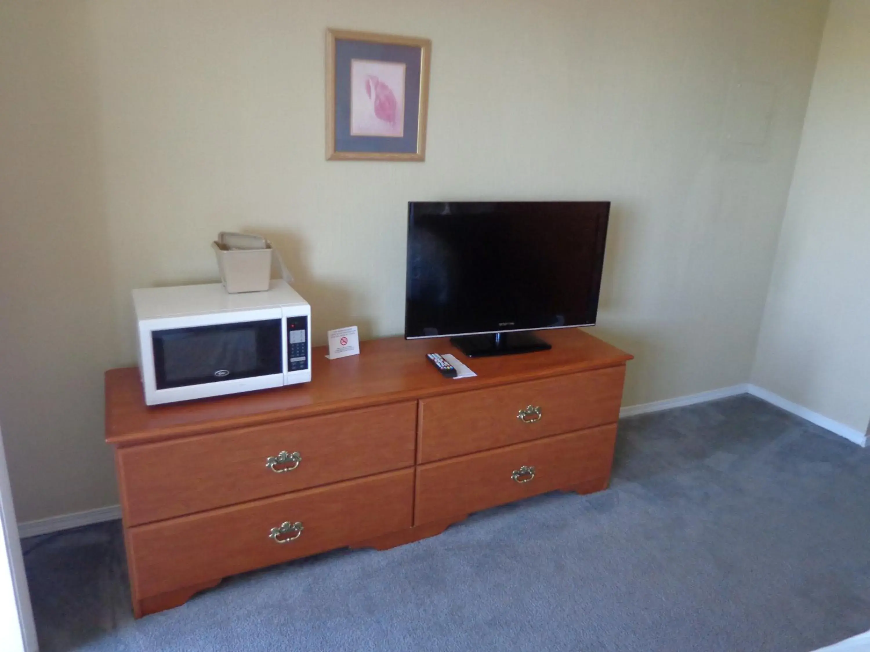 TV and multimedia, TV/Entertainment Center in Ocean Shores Inn & Suites