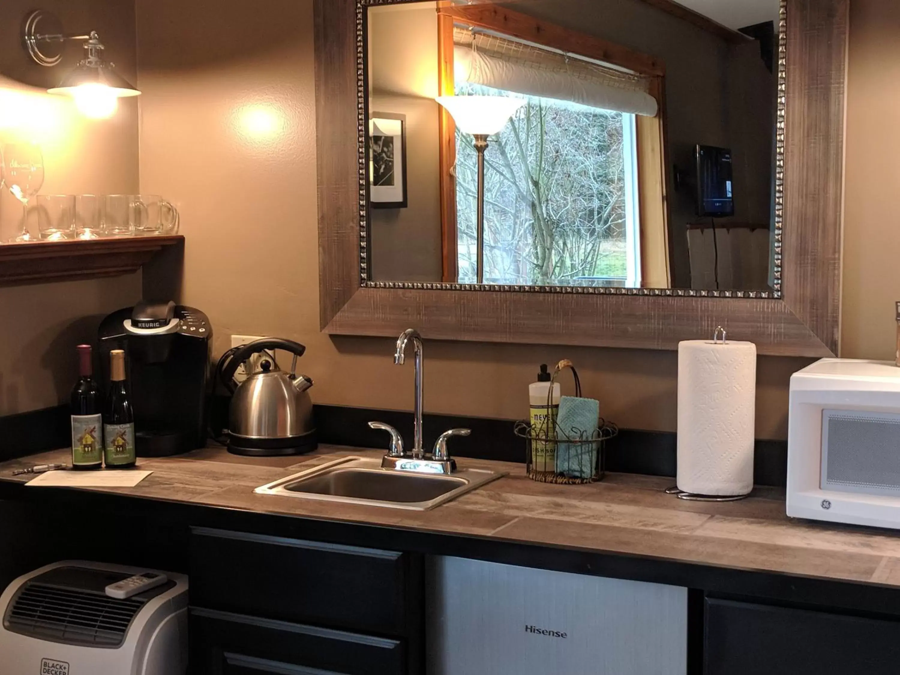 Coffee/tea facilities, Kitchen/Kitchenette in The Bluff on Whidbey