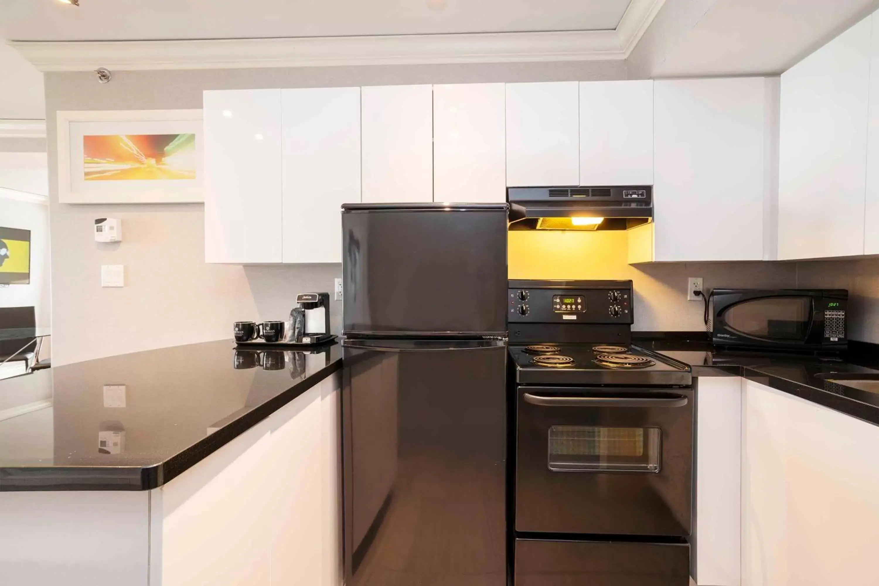 Kitchen or kitchenette, Kitchen/Kitchenette in Sandman Signature Toronto Airport Hotel