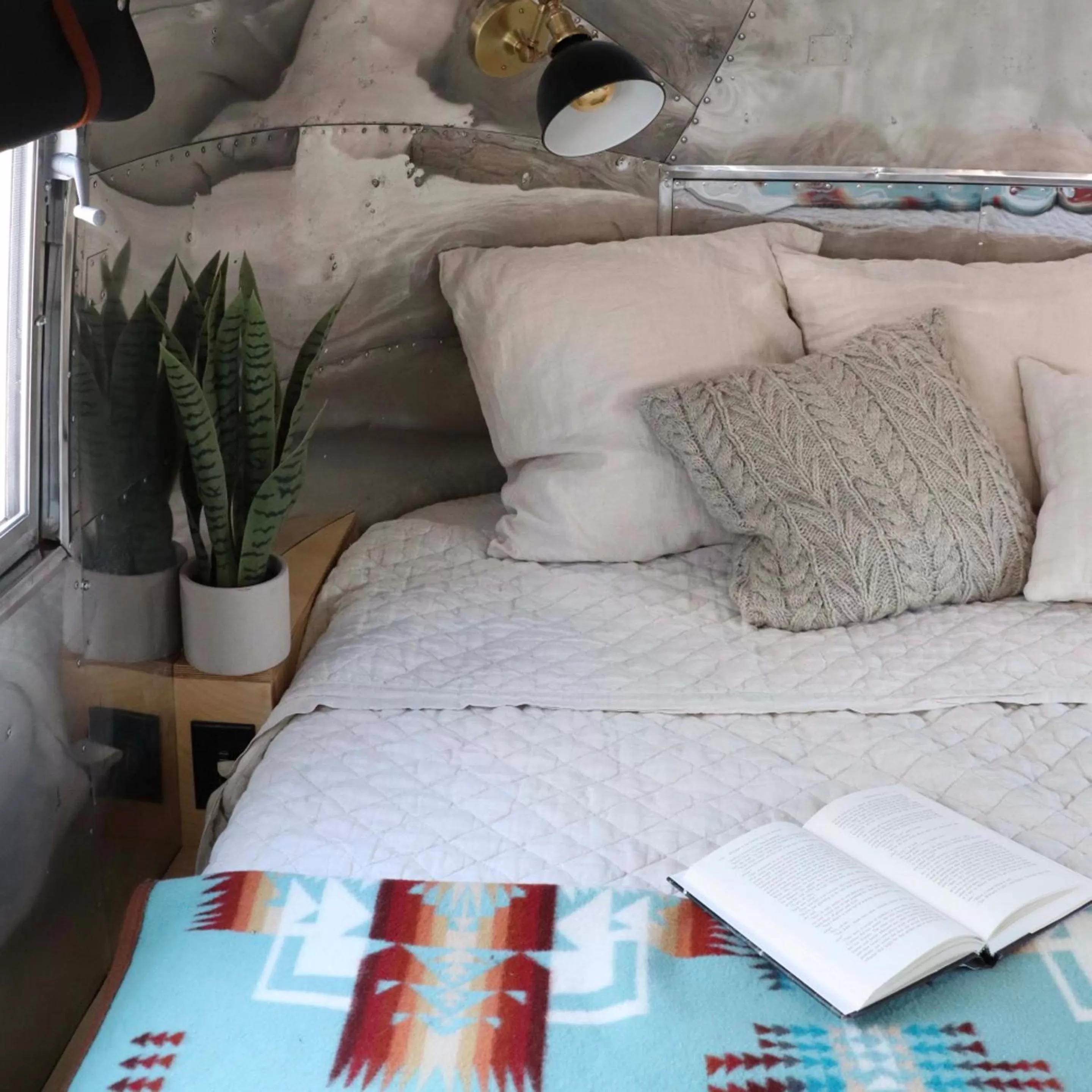 Bed in Amigo Motor Lodge