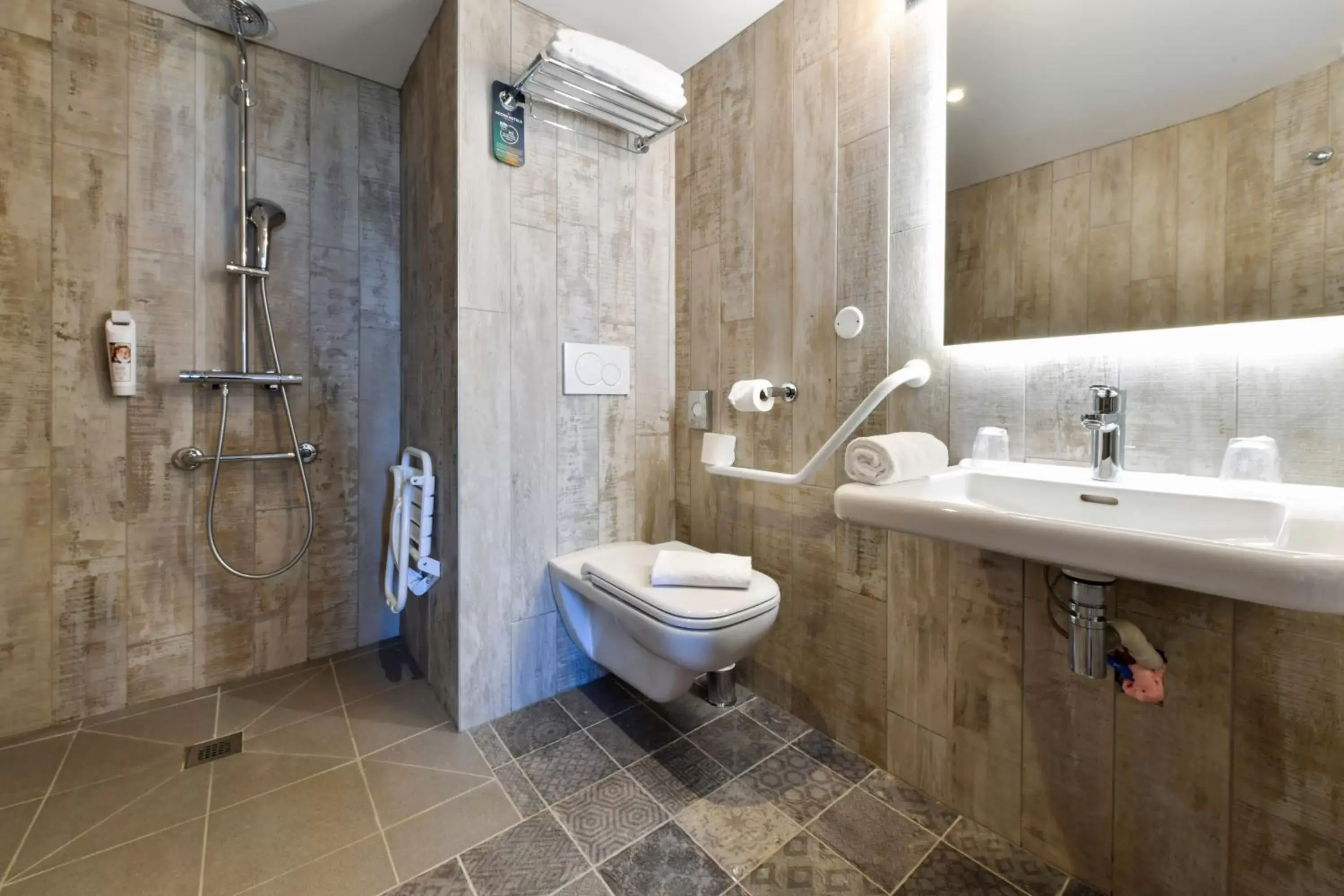 Shower, Bathroom in ibis styles La Rochelle Thalasso Chatelaillon