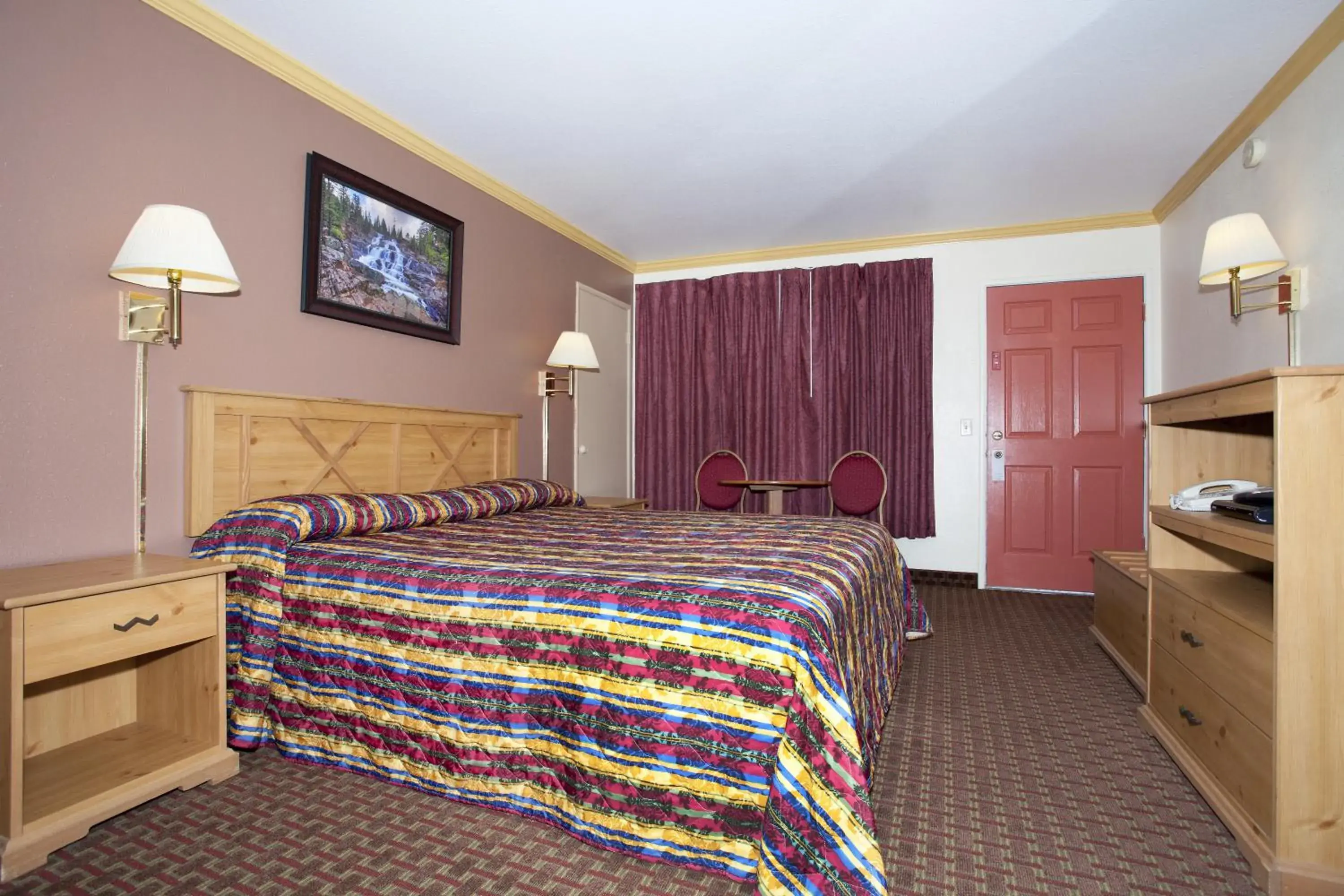 Photo of the whole room, Bed in National 9 Inn - Placerville