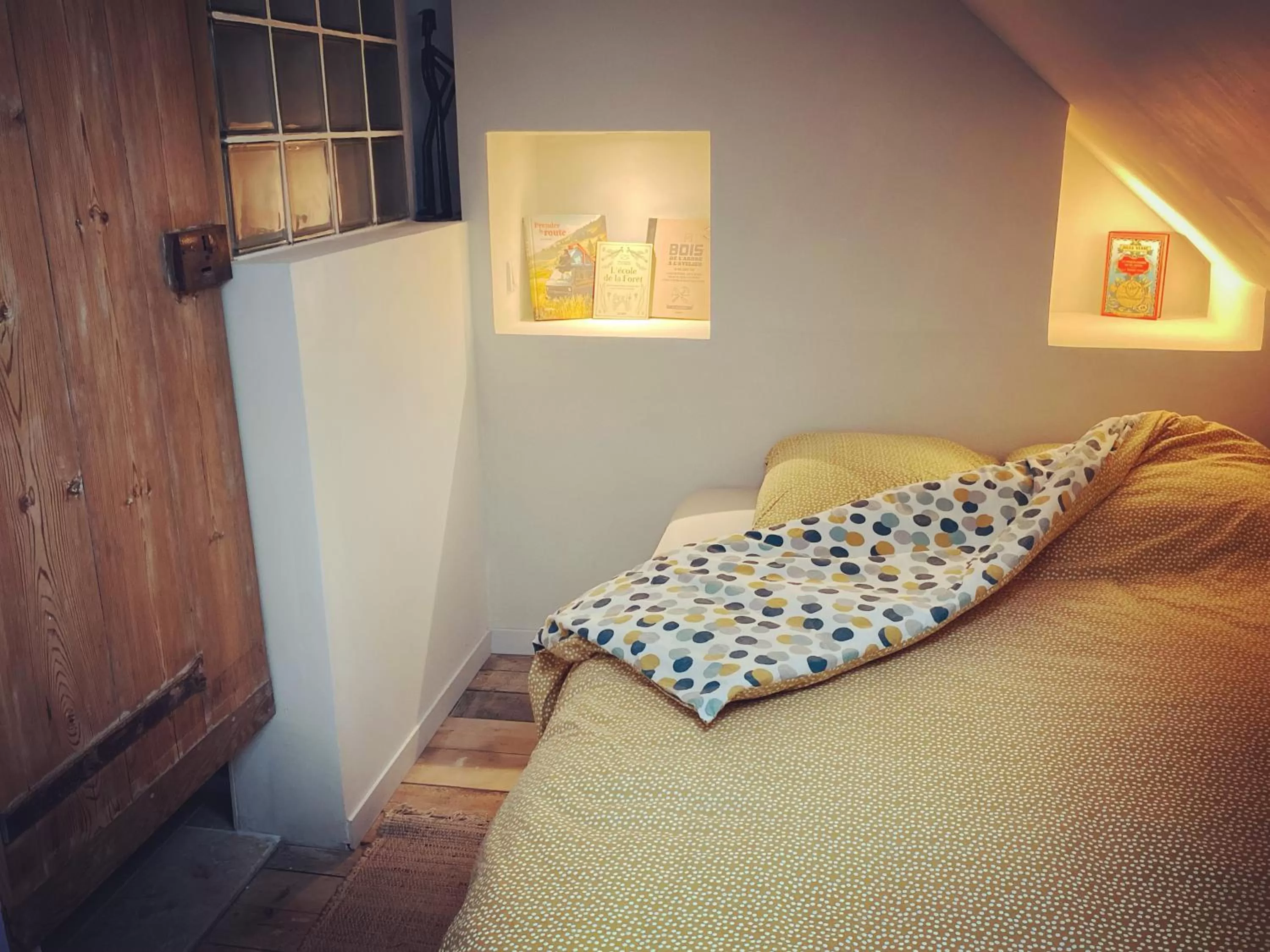 Decorative detail, Bed in La folie douce, votre gîte brocante, sport et nature