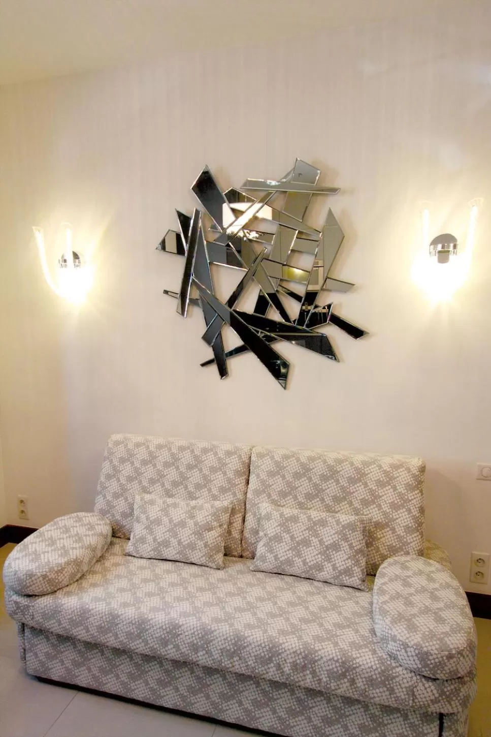 Bed in GOLDEN TULIP CANNES HOTEL de PARIS